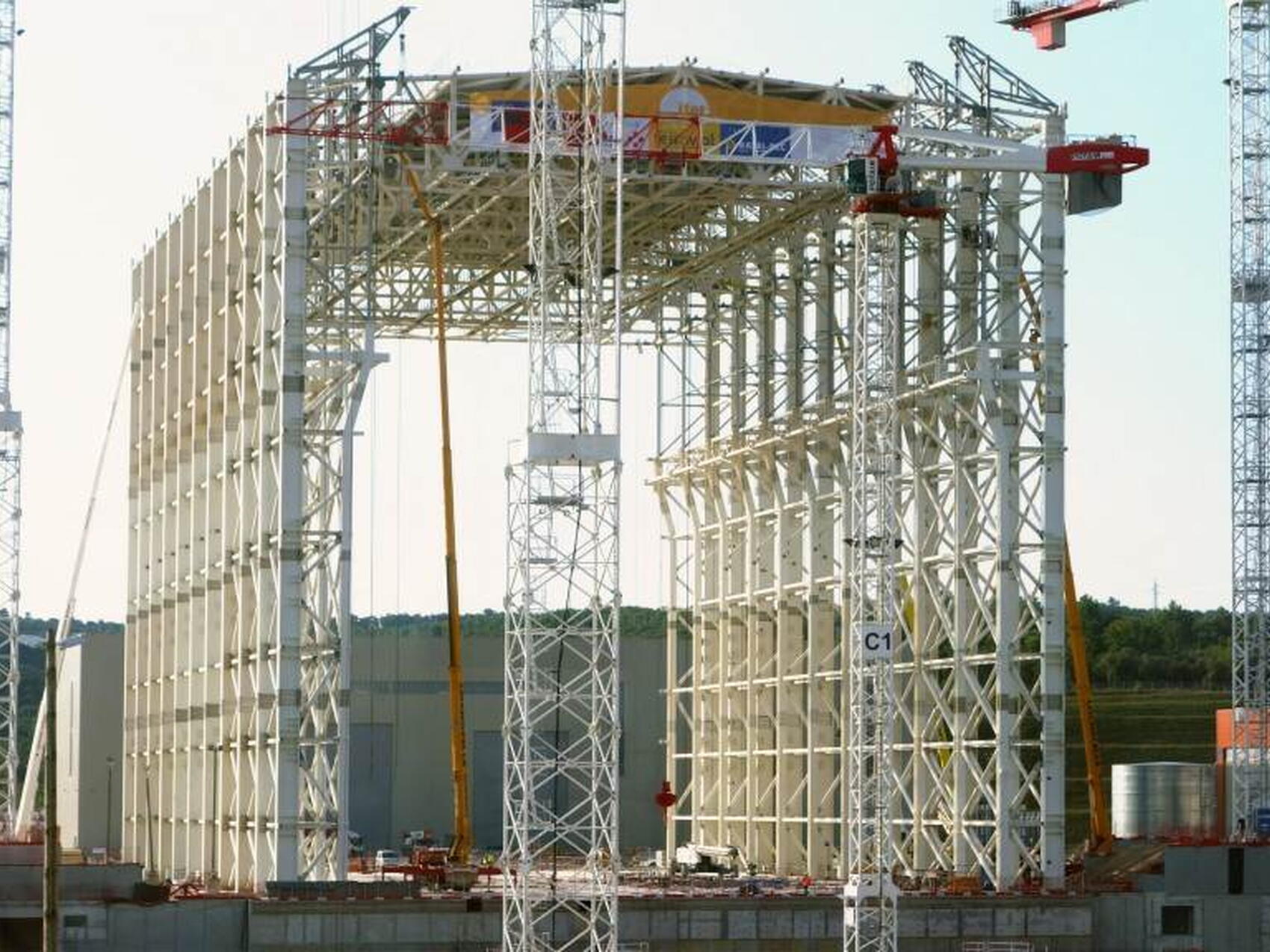 Opération réussie ; le toit est en place