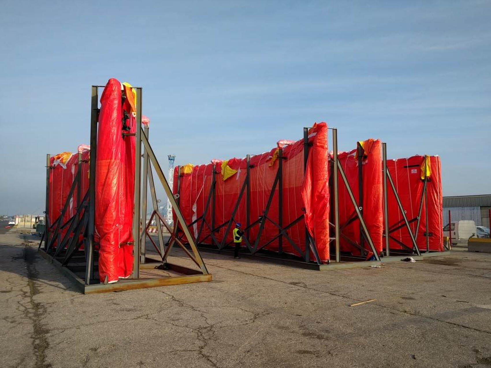 Curved cryostat segments