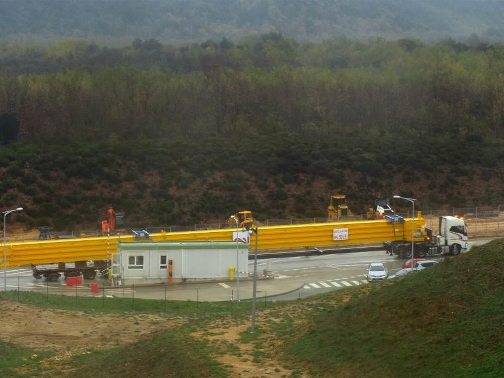 Auxiliary cranes for the Assembly Hall