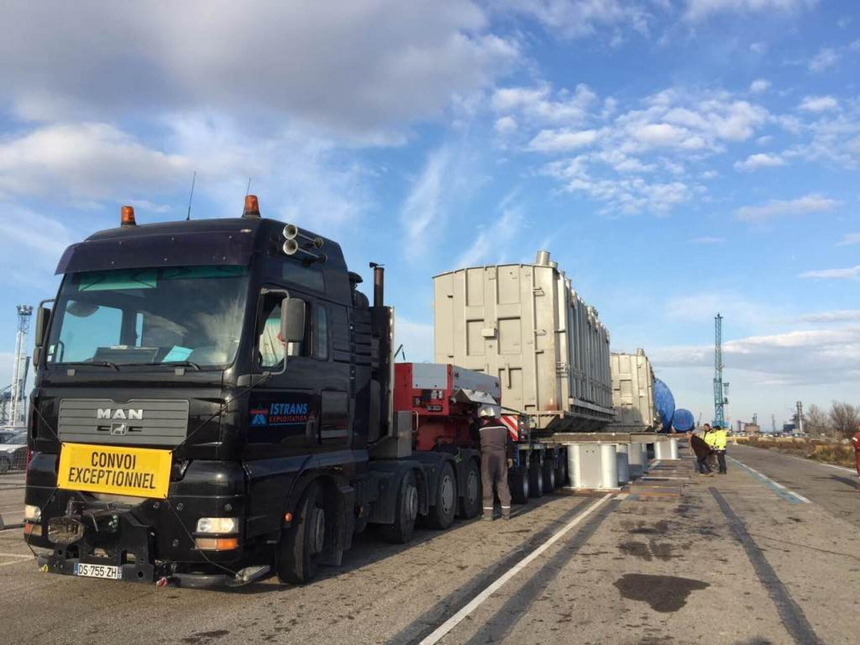 Transformers from China reach French port