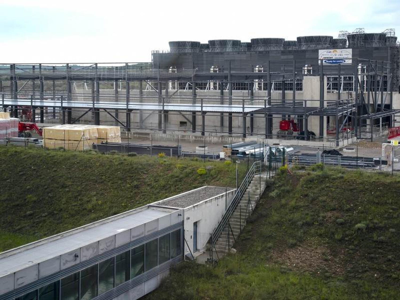 Le Bâtiment de contrôle émerge