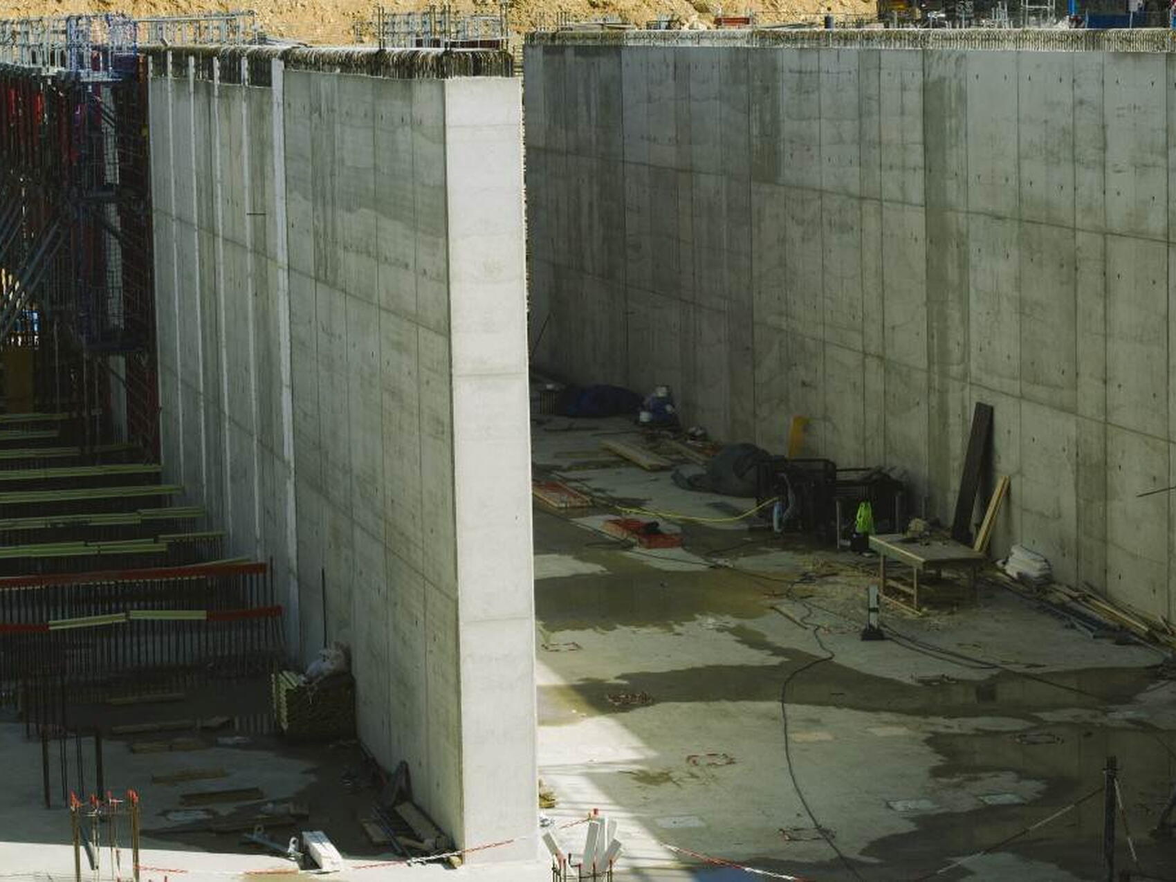 Veste minuscule, mur massif