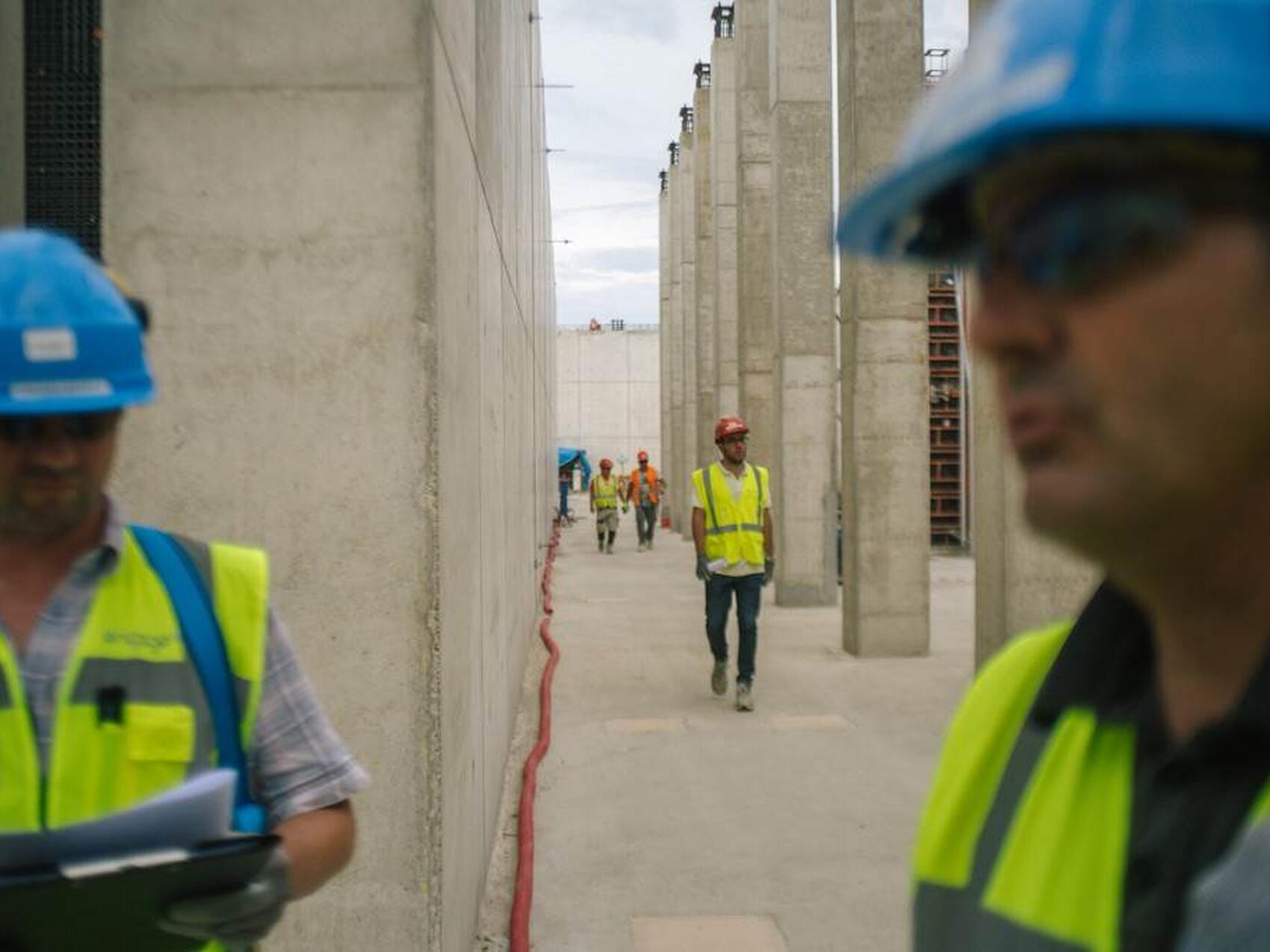 Infrastructure ici, pièces à l'étranger