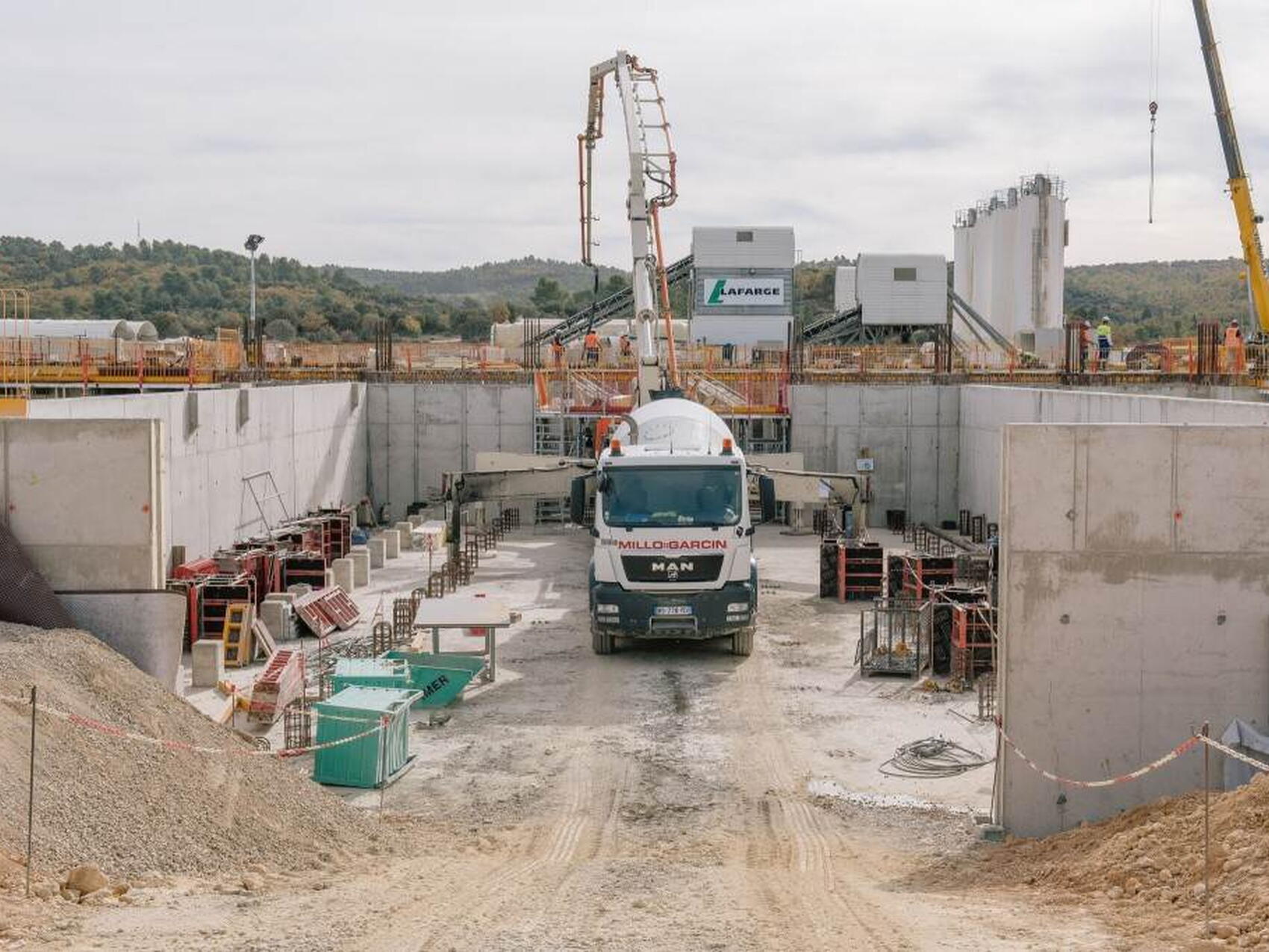 Au sous-sol des tours de refroidissement