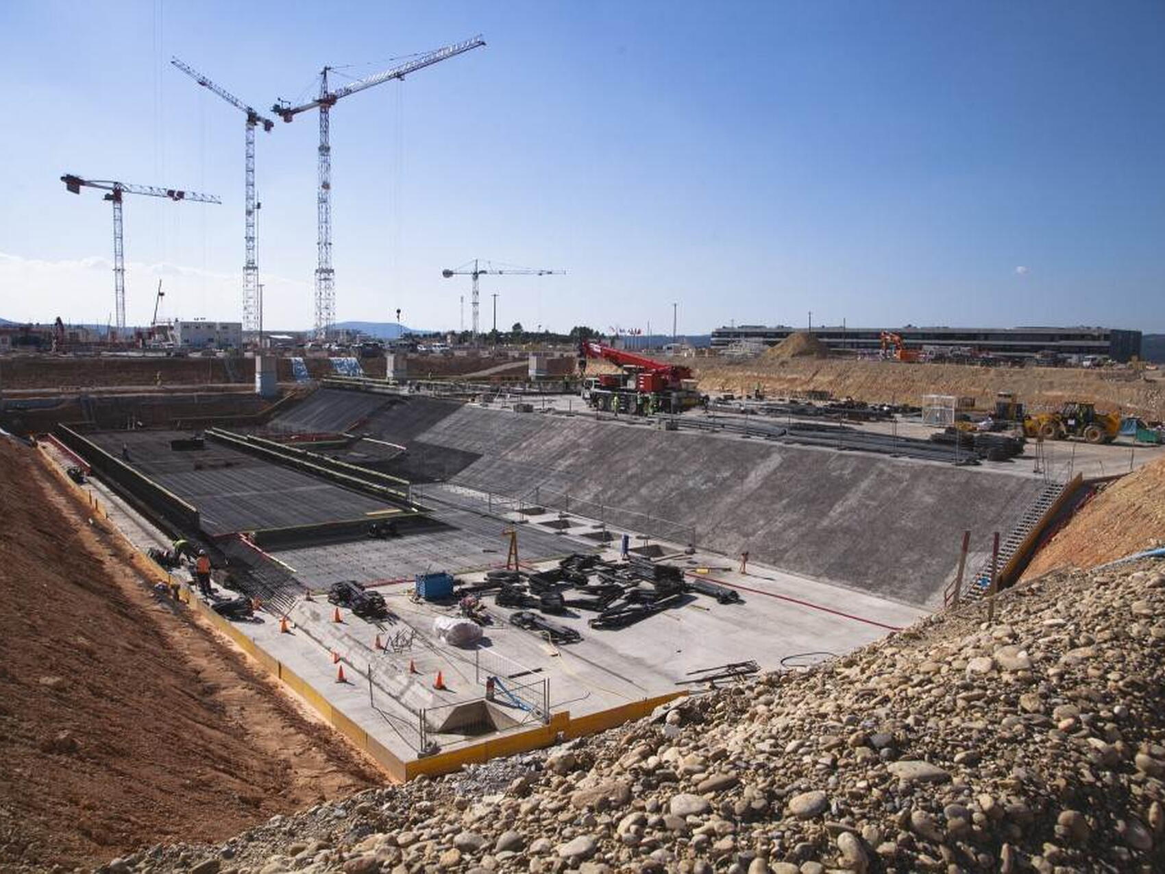 D'abord, les fondations