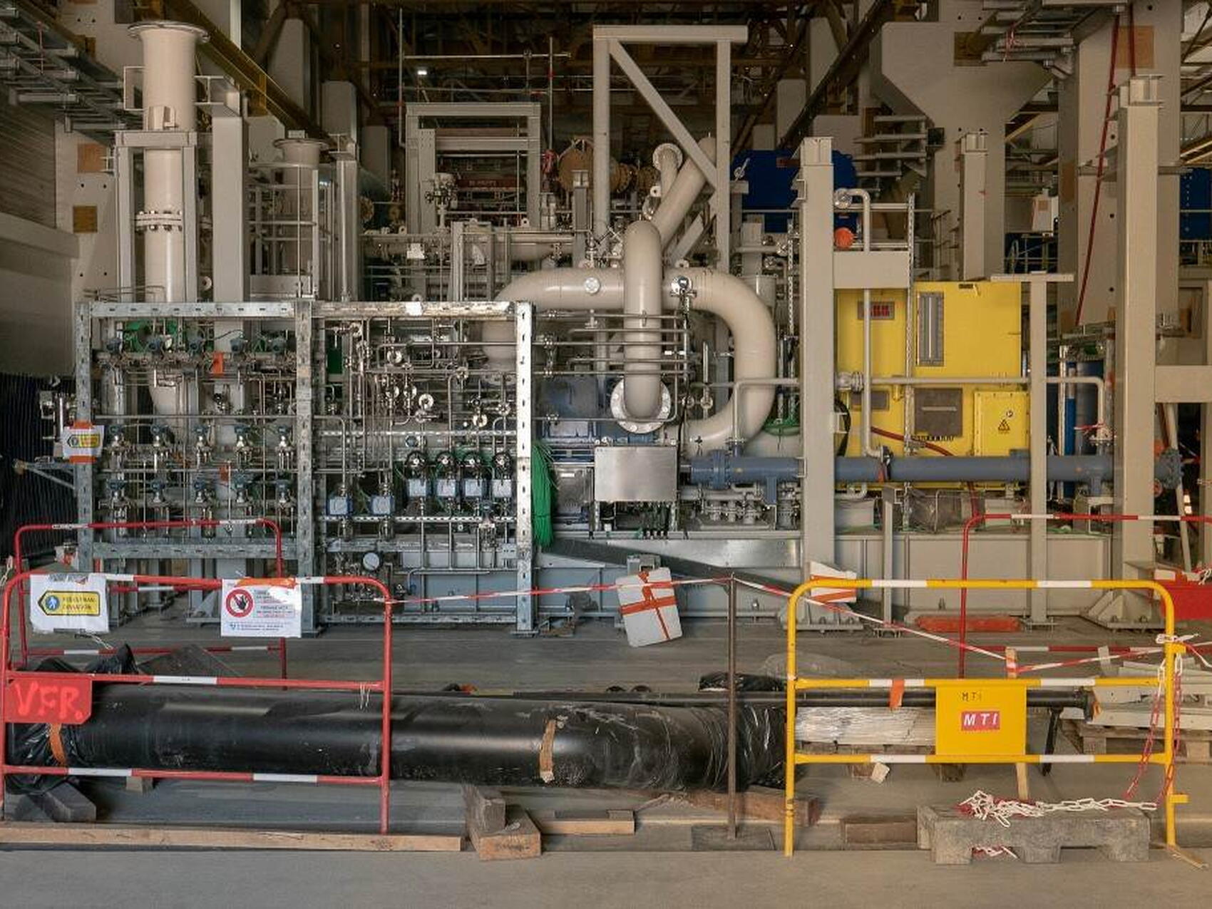 Un coup d'œil à travers des portes ouvertes