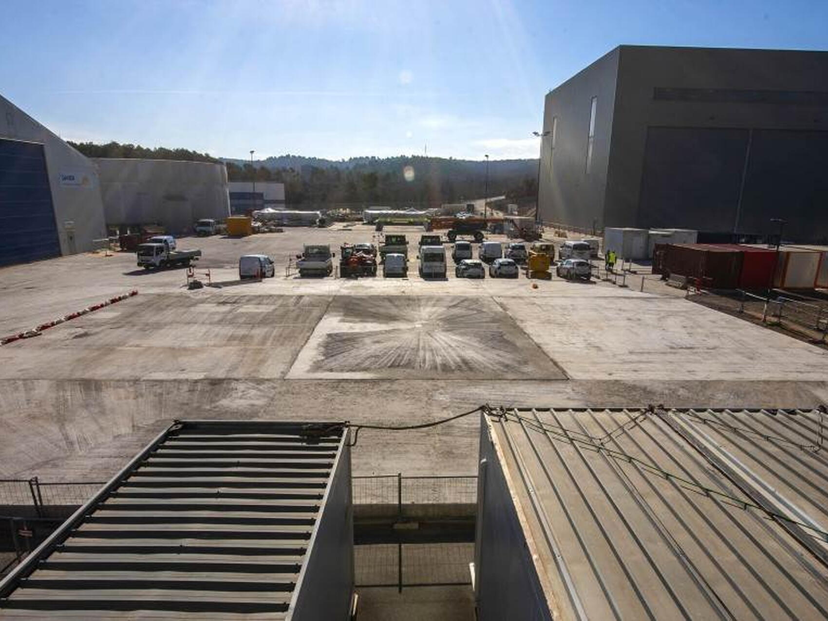 Cryostat lid storage location