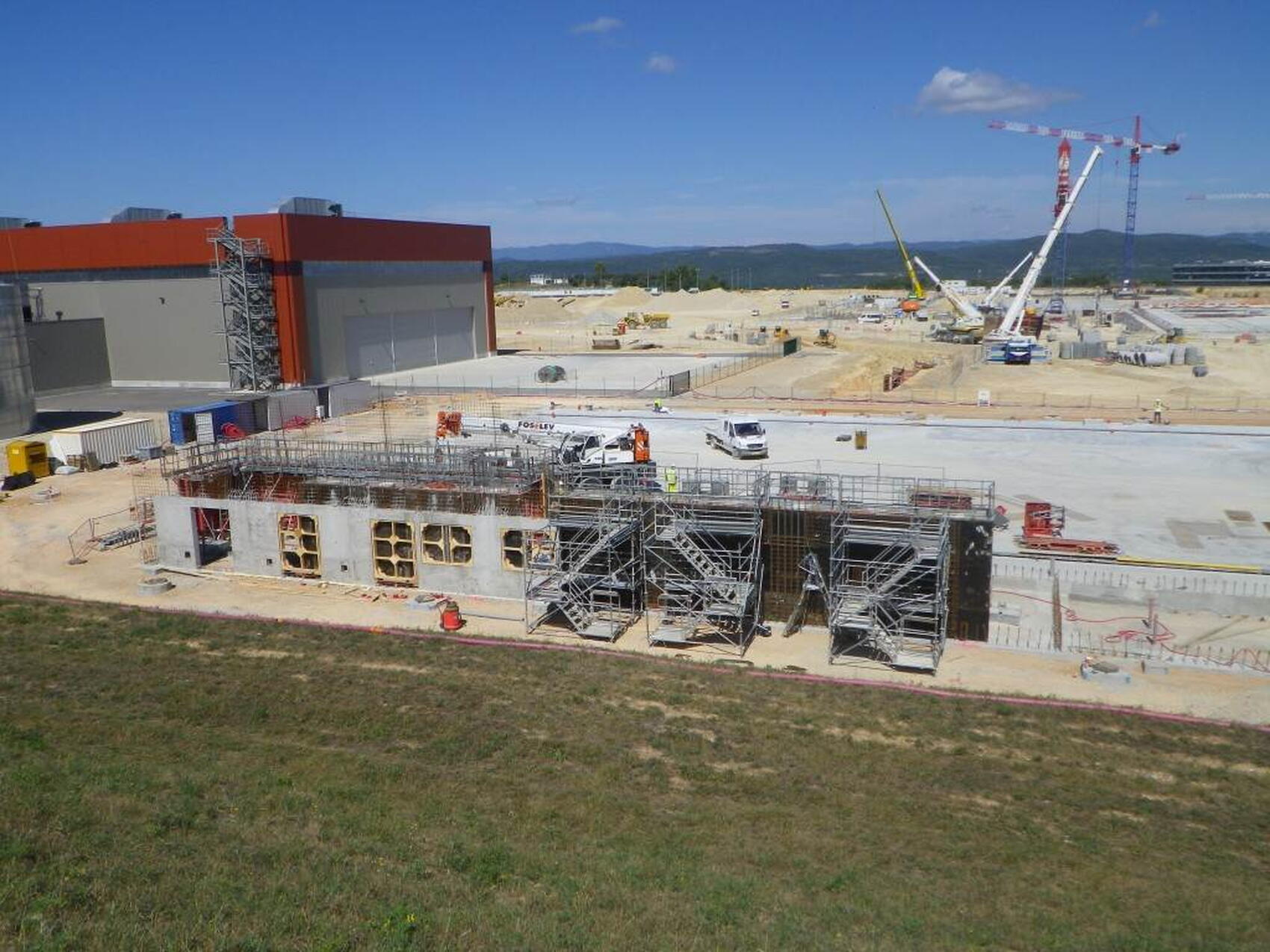 Une vingtaine de personnes s'affairent