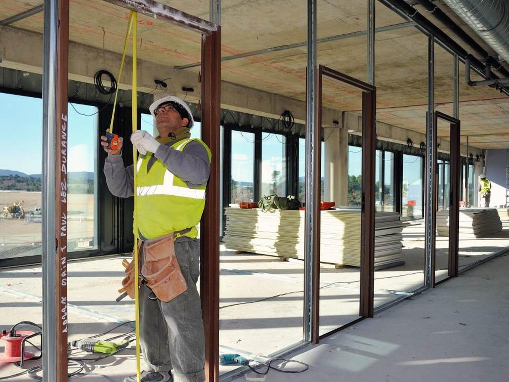 Les bureaux qui donnent sur l'installation scientifique