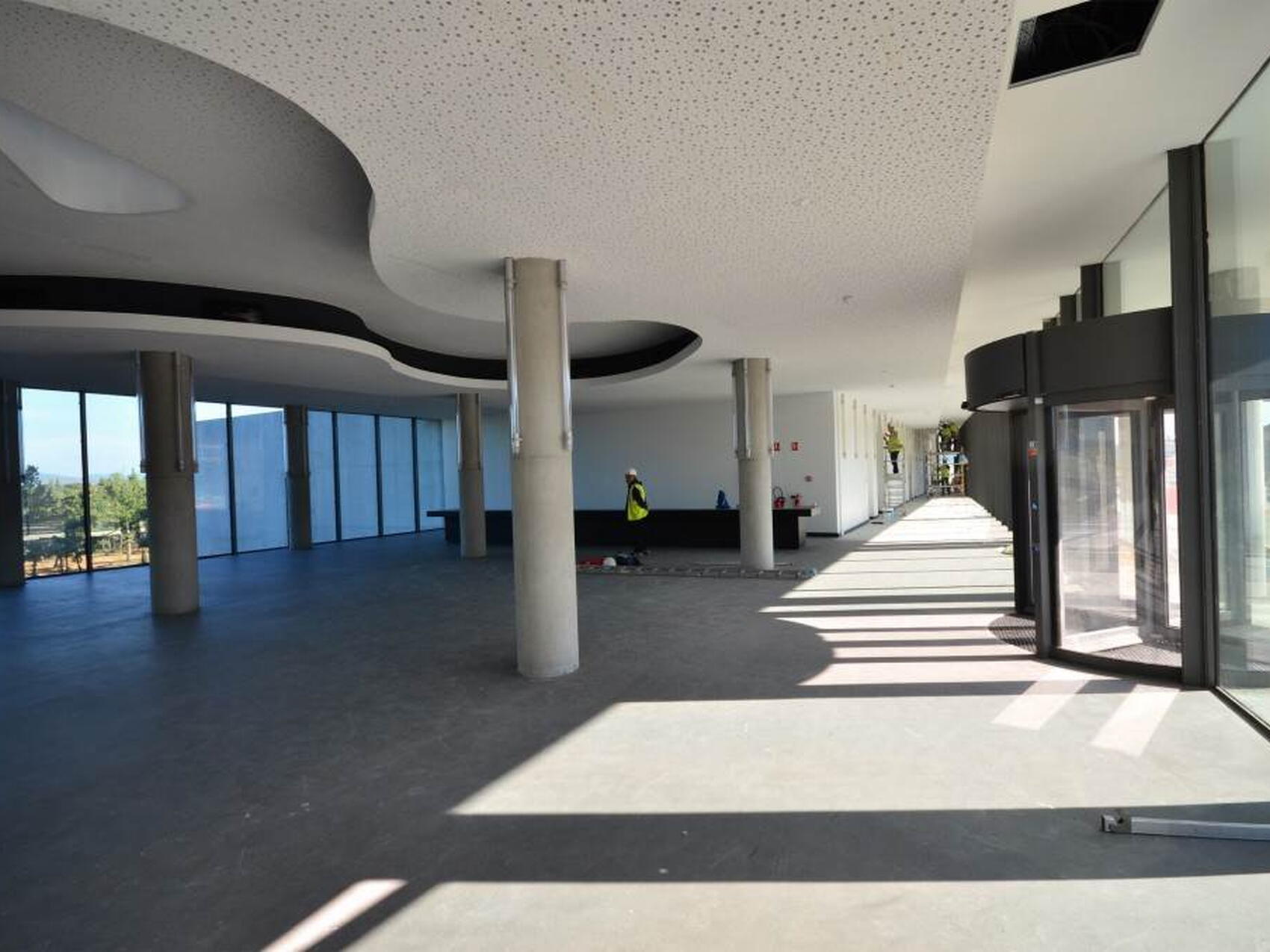 A travers les portes tambour