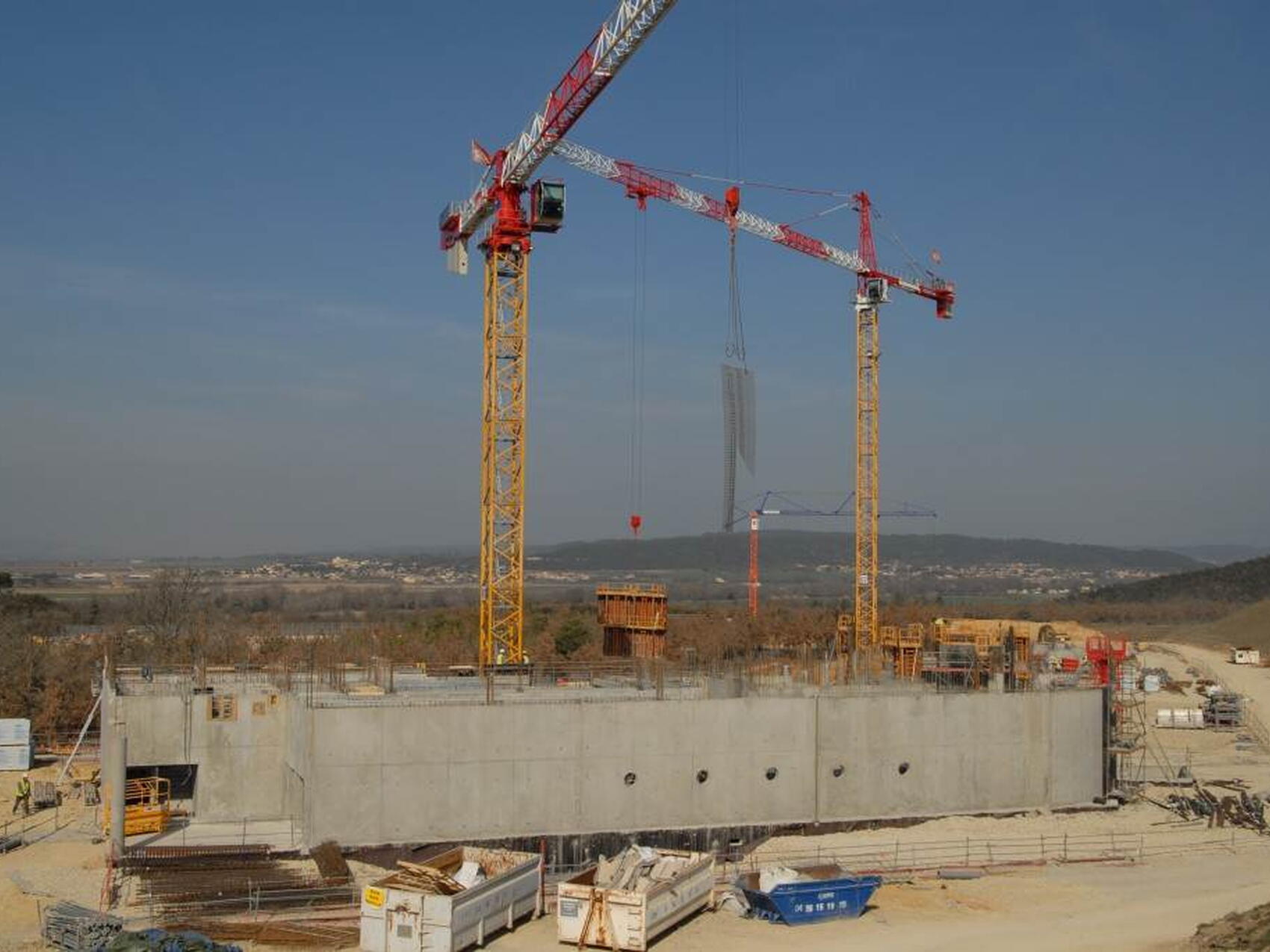 Les murs du siège sortent de terre