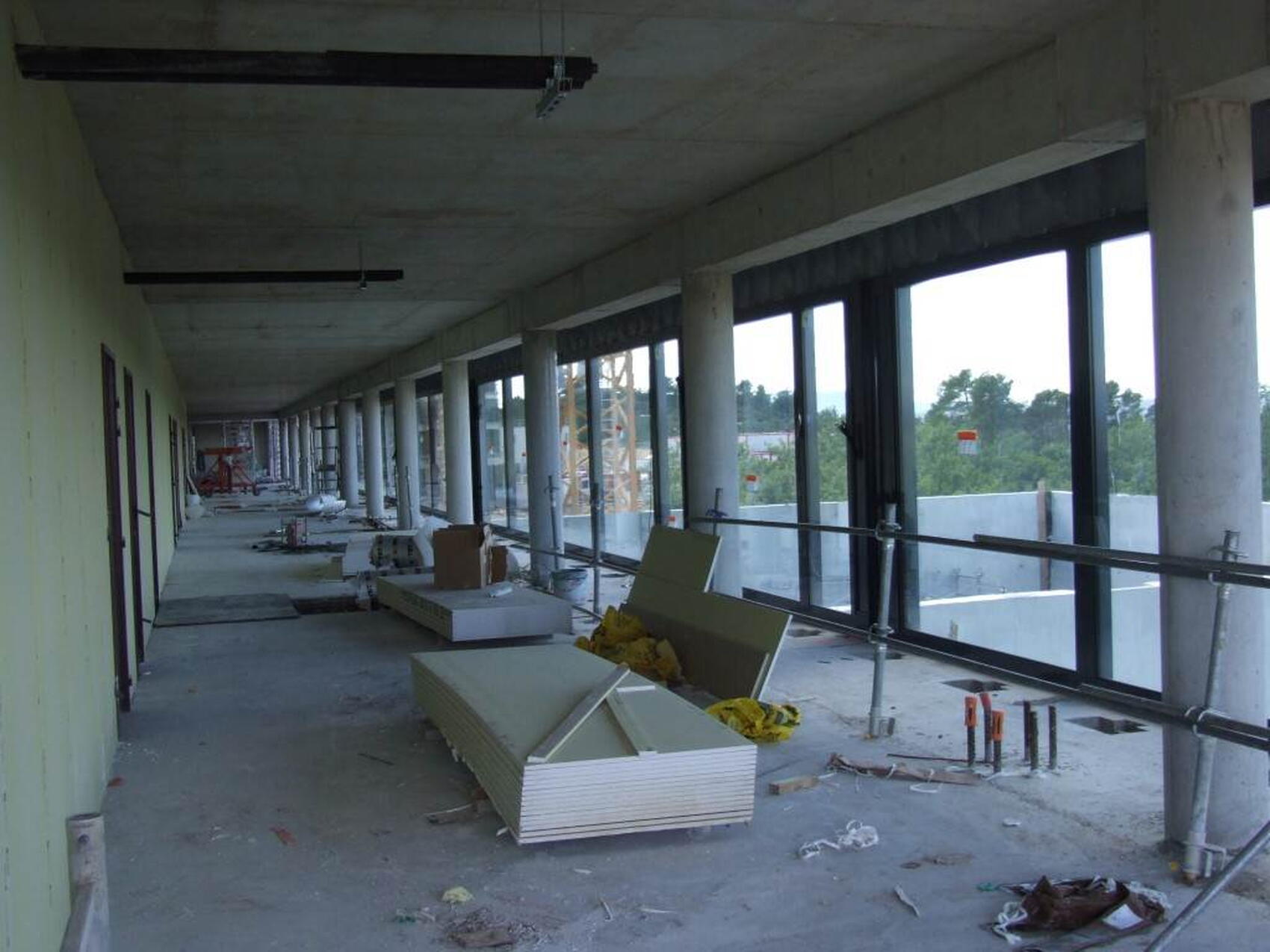 De grandes baies vitrées