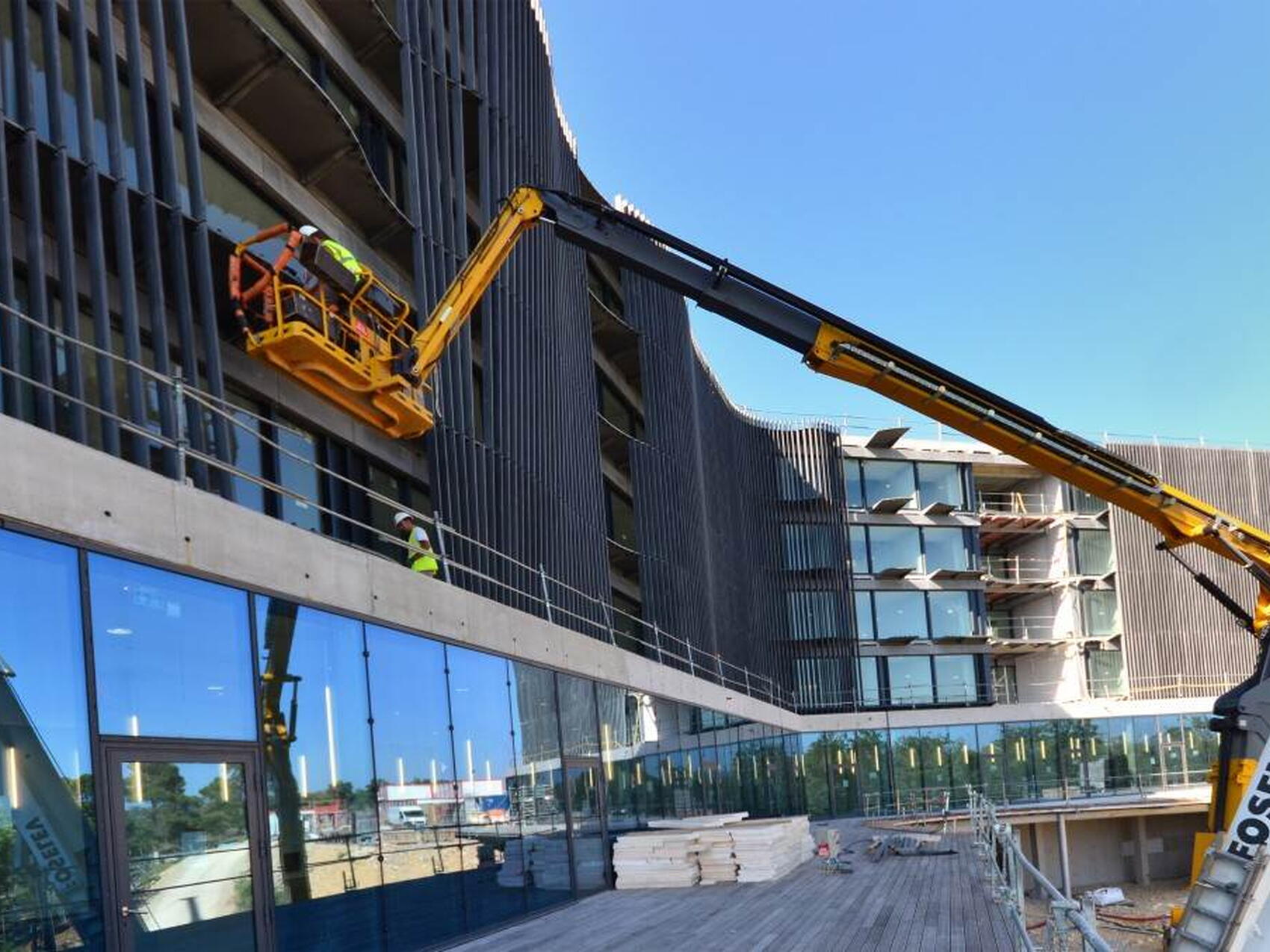 La pose des baies vitrées se termine