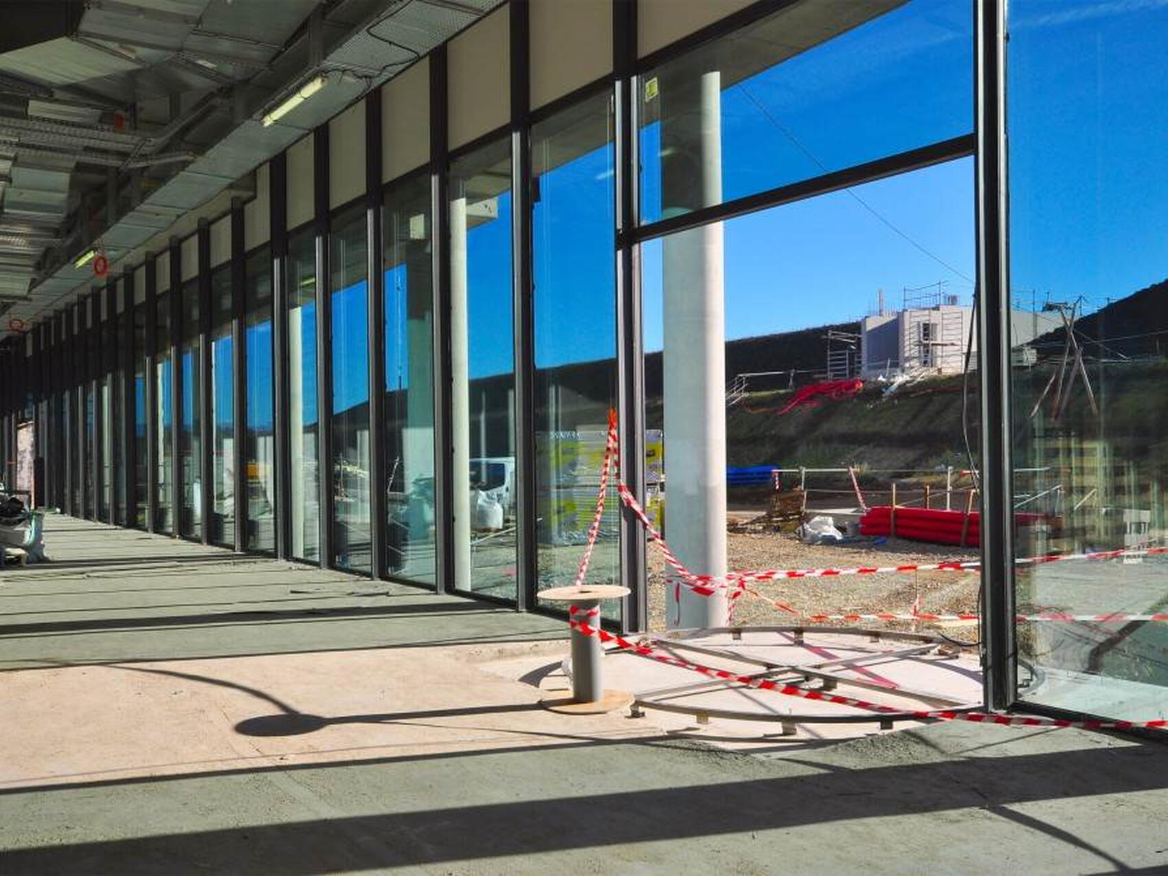 Un hall baigné de lumière