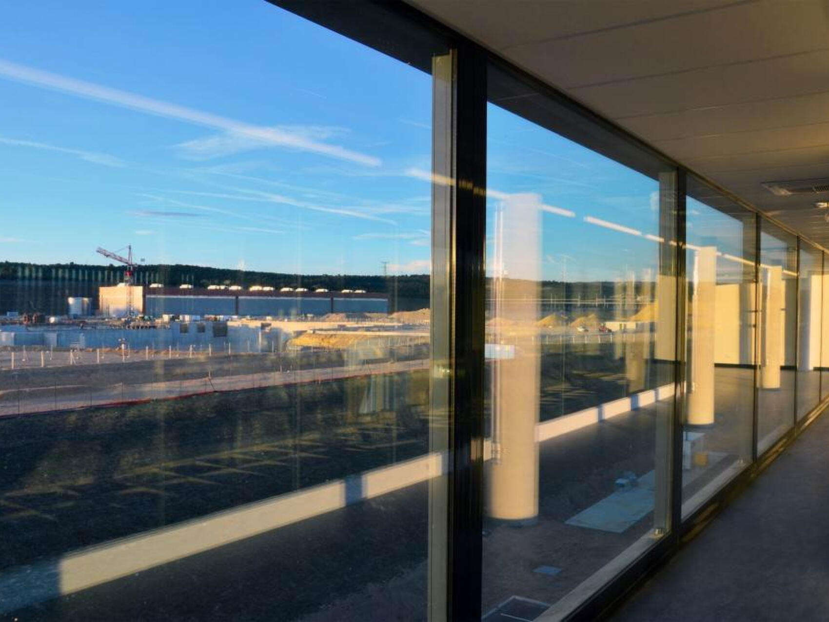 Le Soleil se lève sur la plateforme