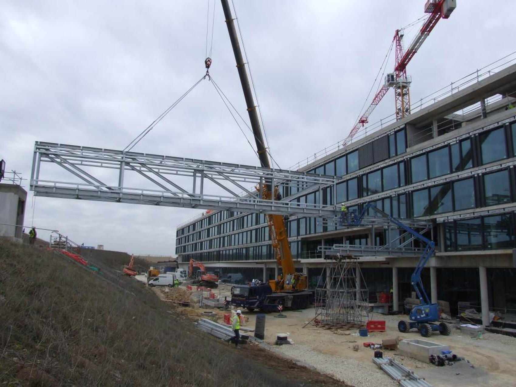 Une passerelle métallique