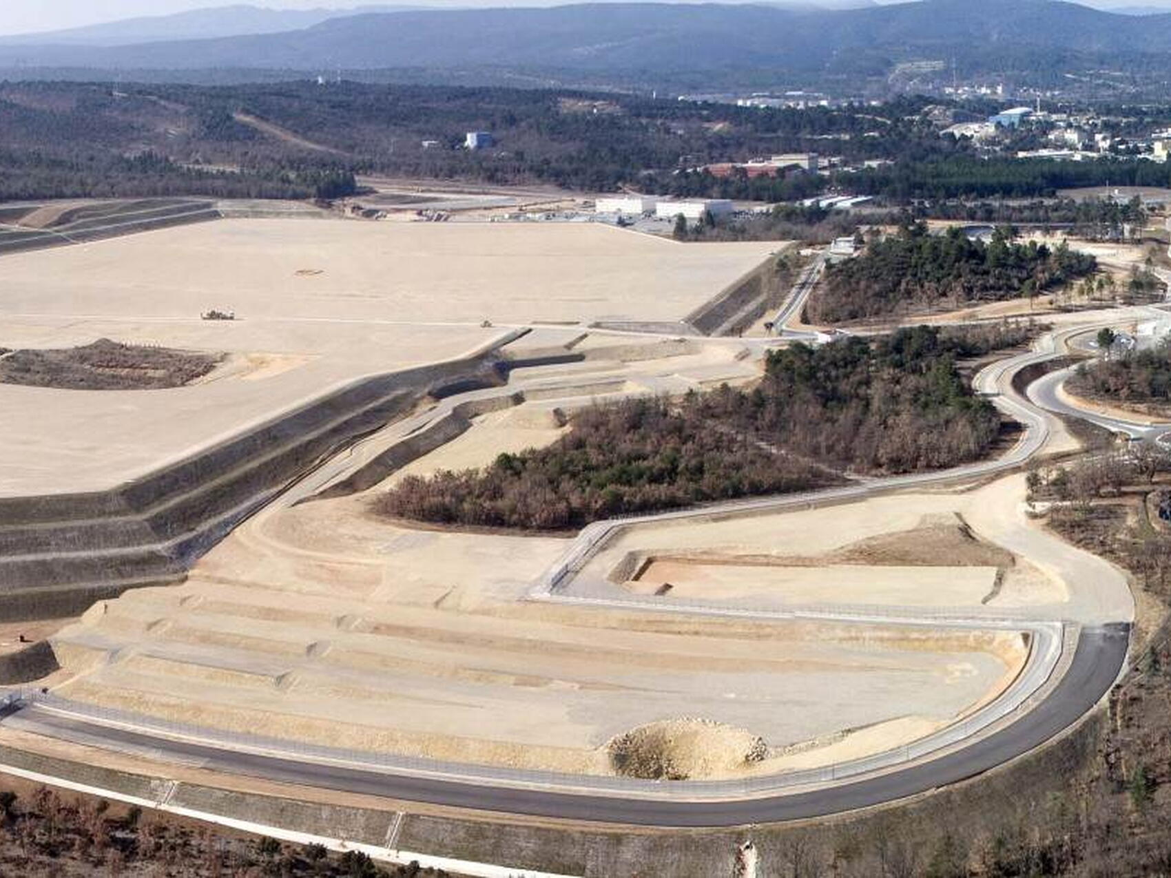Le bâtiment-siège, en contrebas de la plateforme ITER
