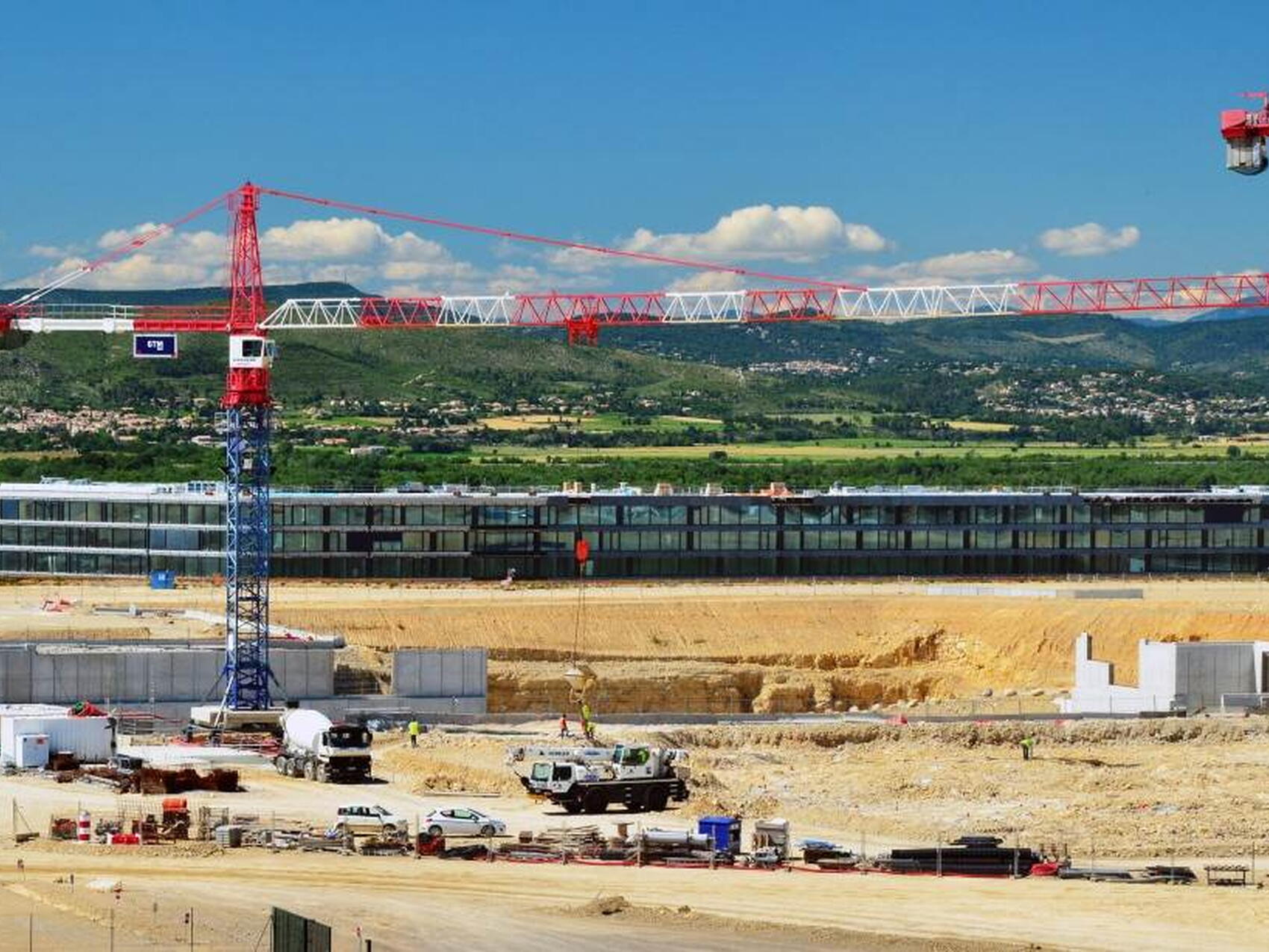 Niché au pied de la plateforme