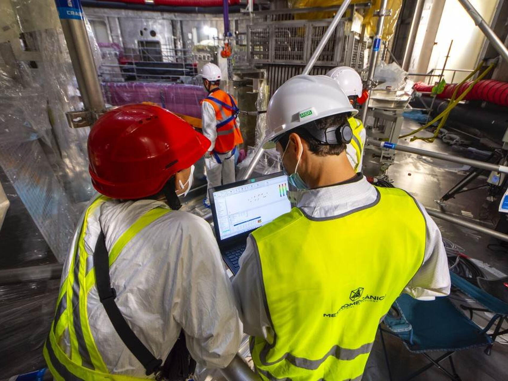 Dans la fosse du tokamak