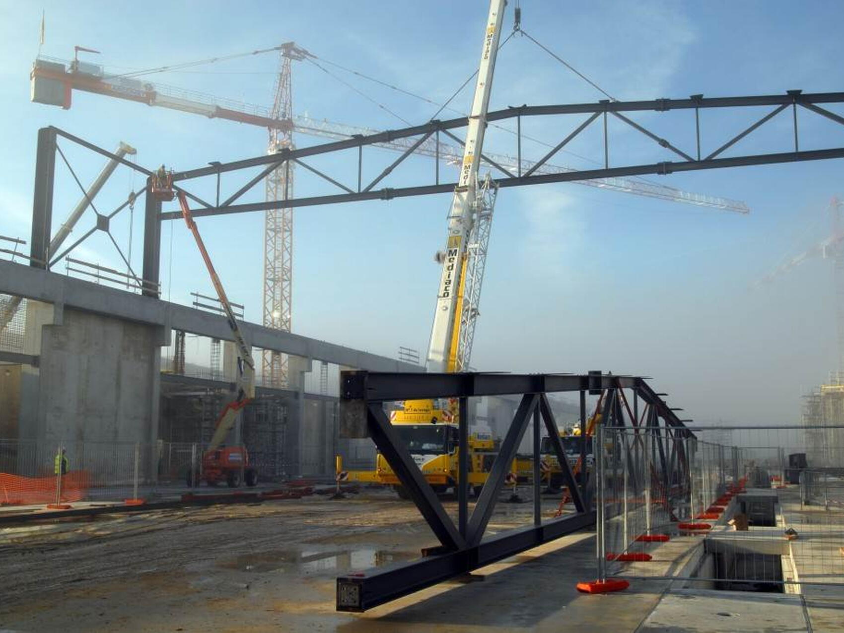 Trente-quatre éléments de charpente en acier