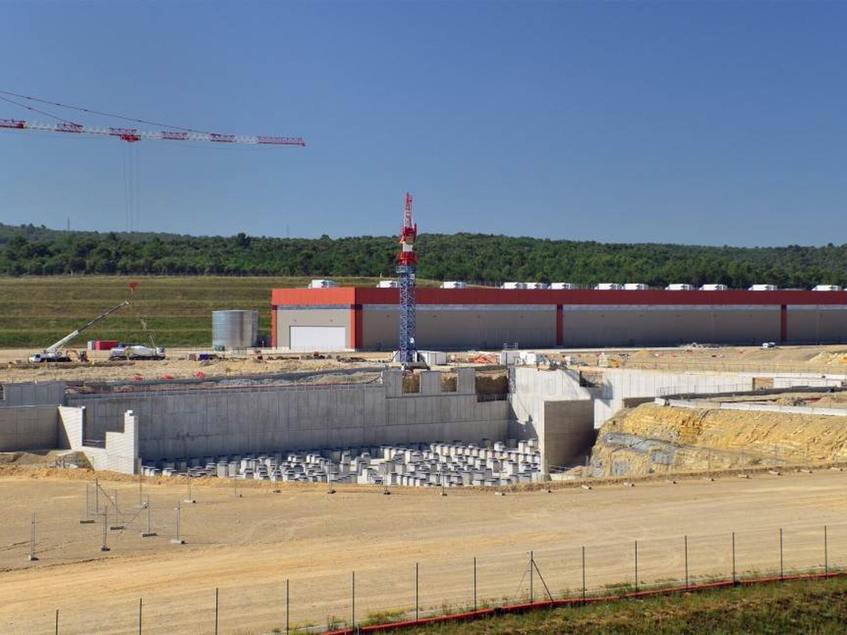 En attendant l'ouverture