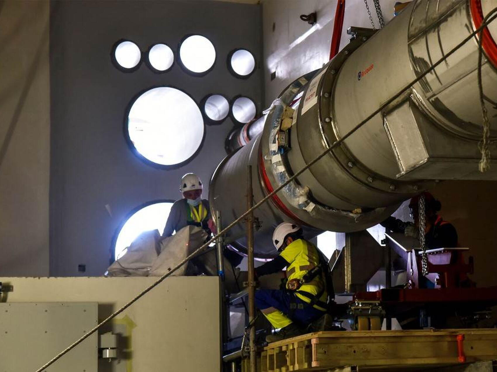 L'installation des « cryolines » dans le Bâtiment tokamak: le seuil de 75% atteint