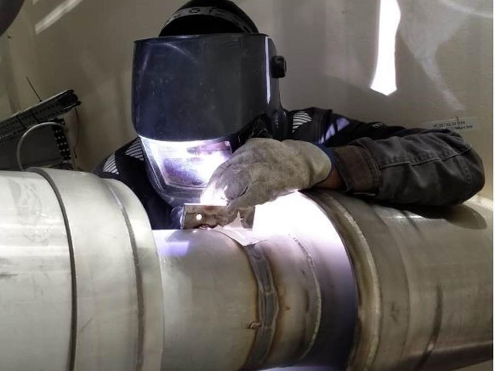 Activités de soudure dans l'usine cryogénique