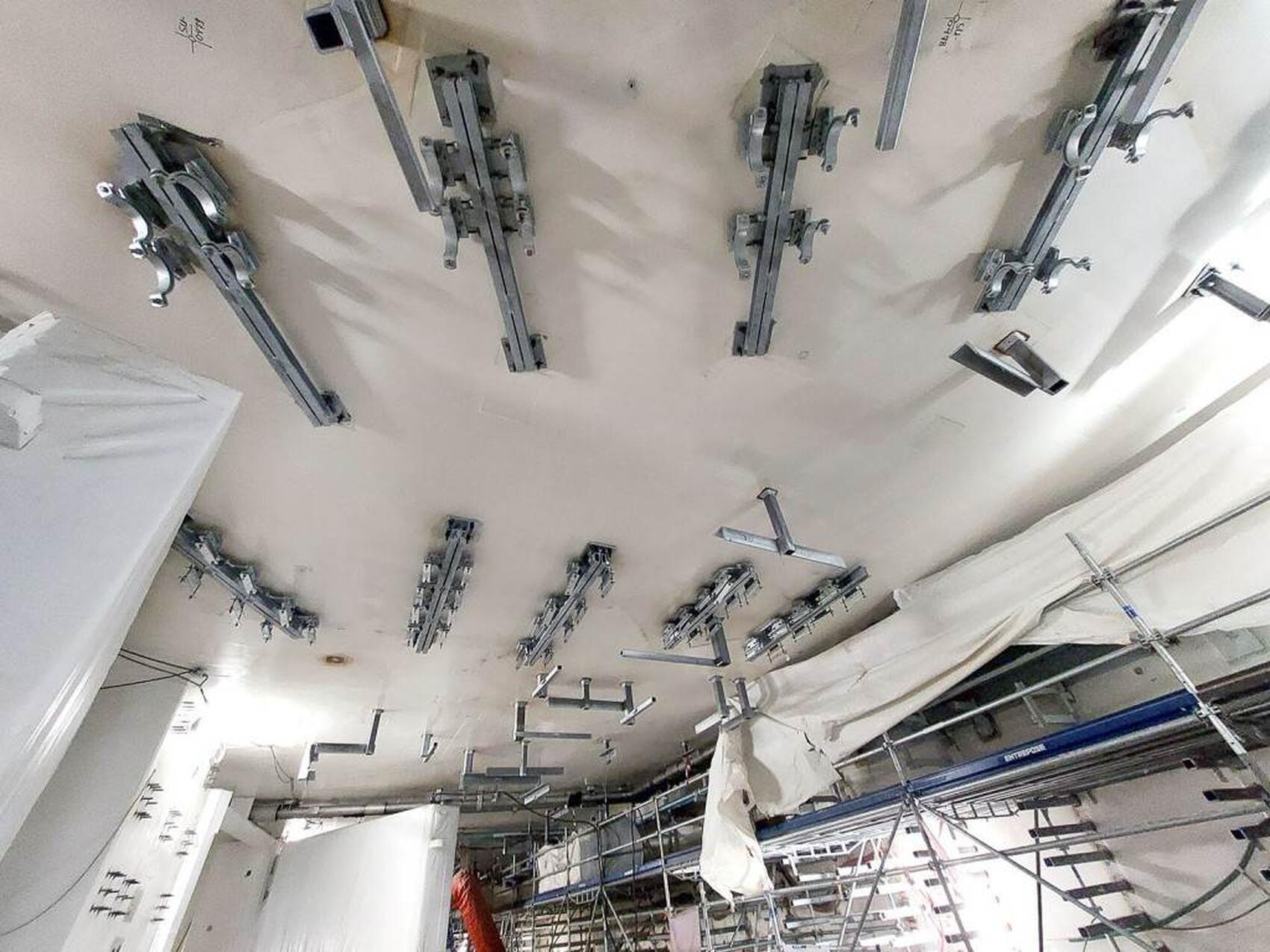 Tout près du plafond