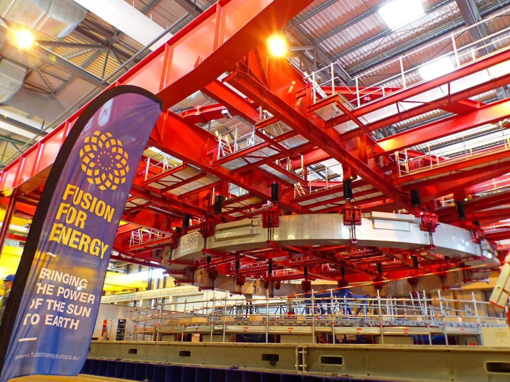 La grue portique rentre en action