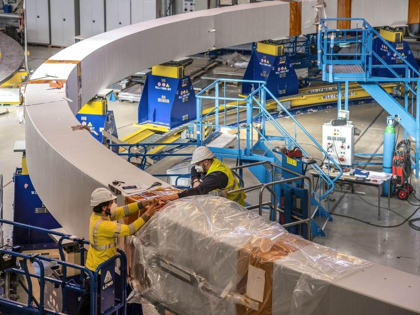 Une opération manuelle : neuf couches de ruban