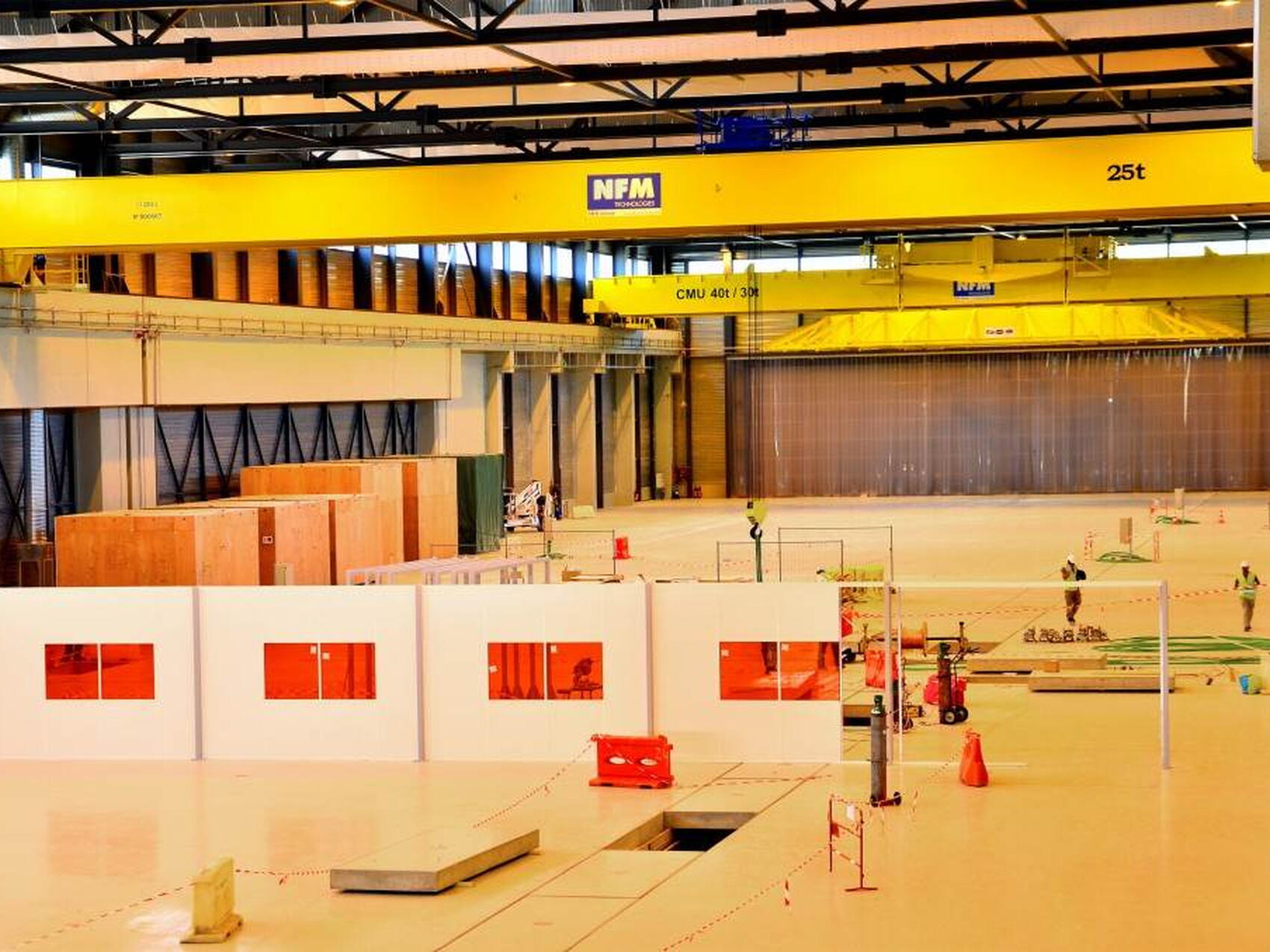 De grandes mains jaunes