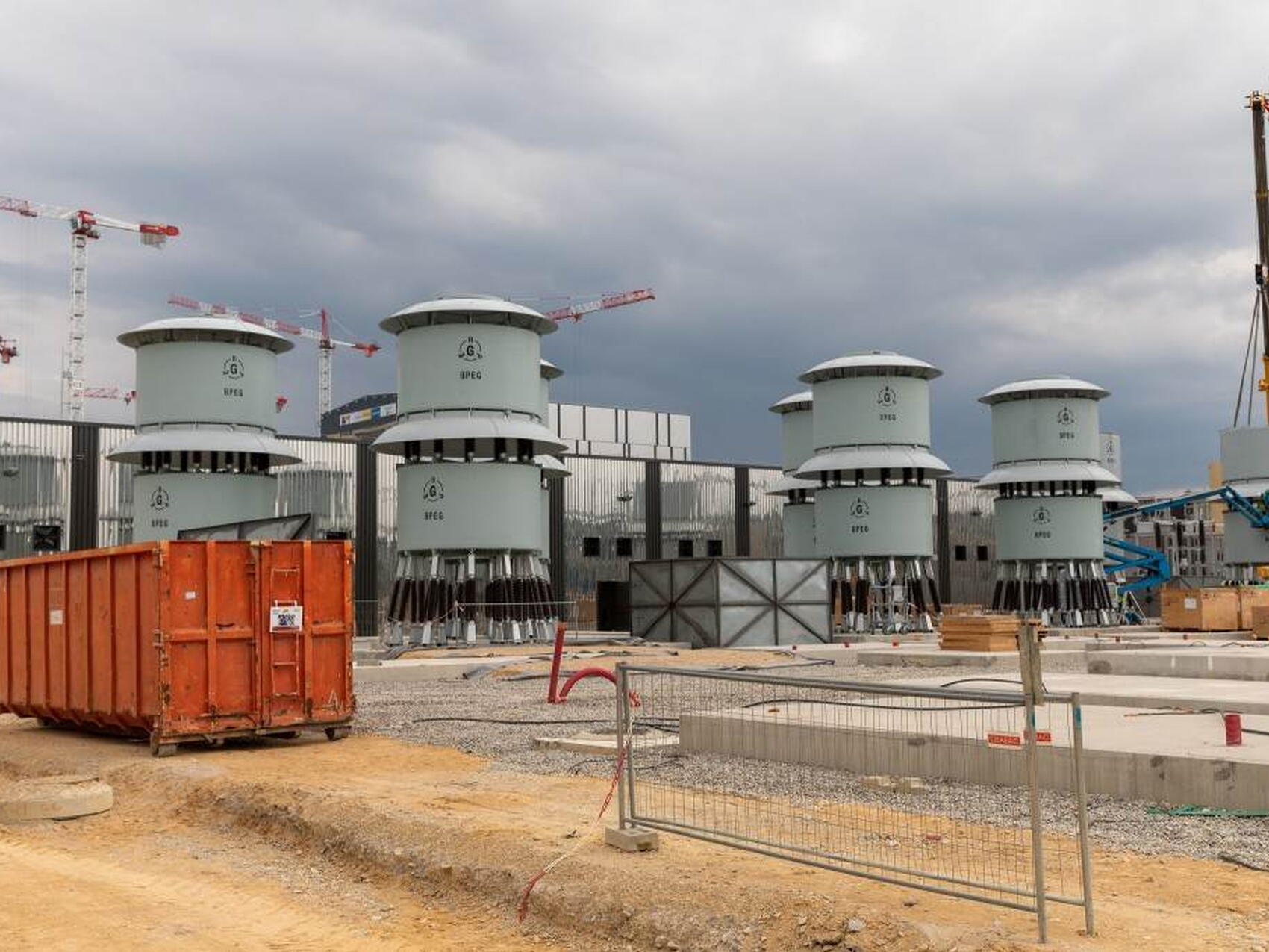 New arrivals on the platform