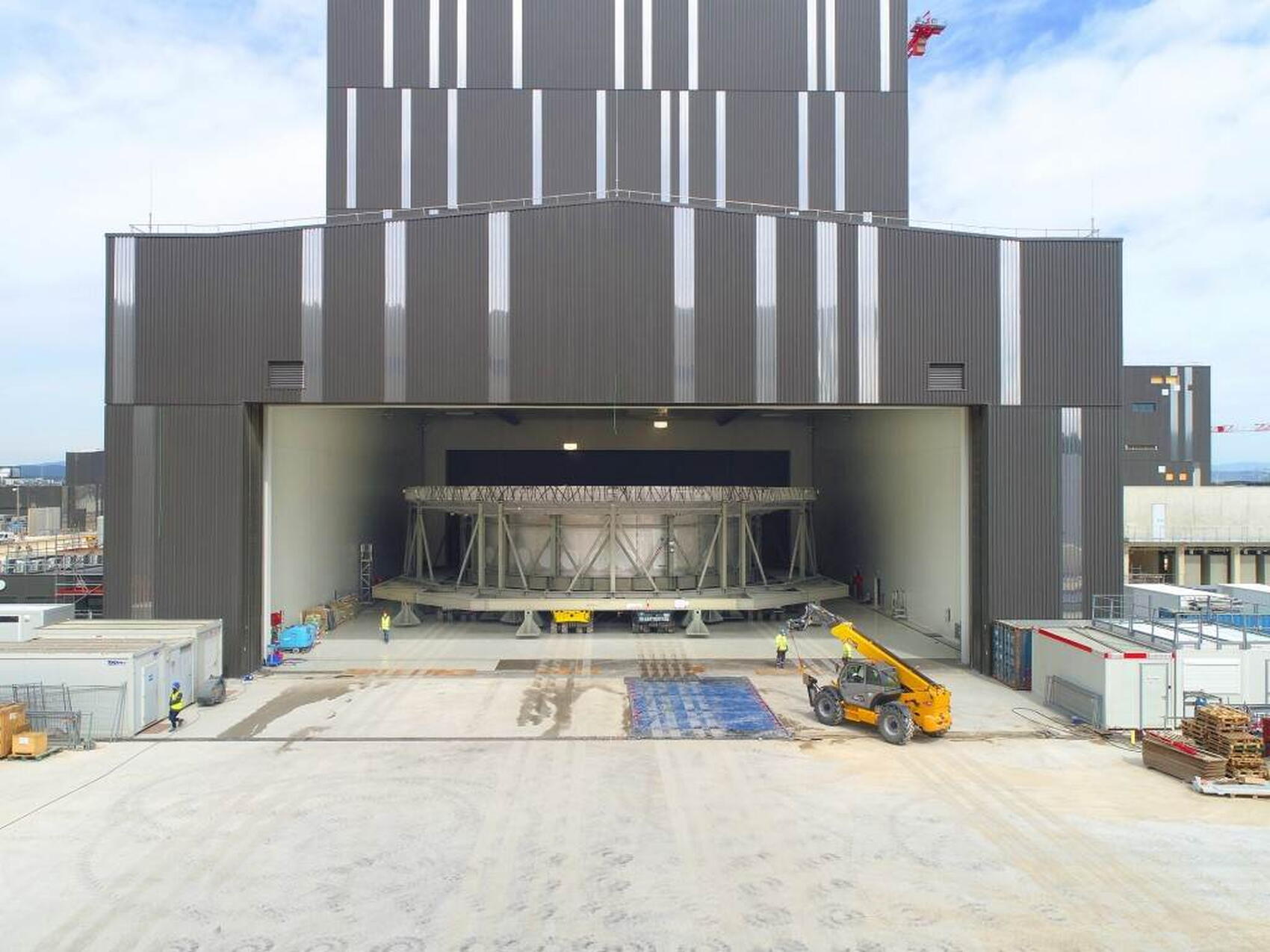 La base du cryostat entreprend son voyage