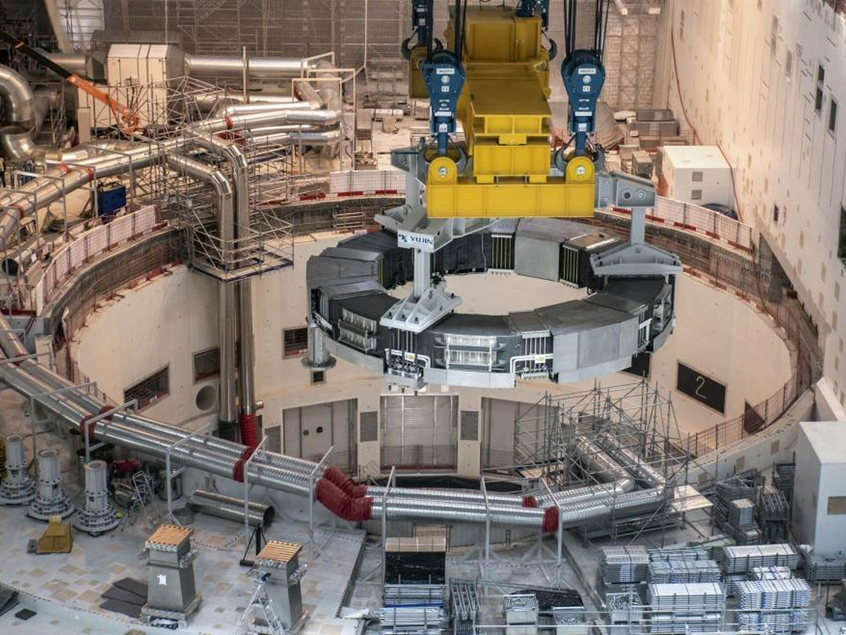 La fosse du tokamak : une première bobine entre en scène
