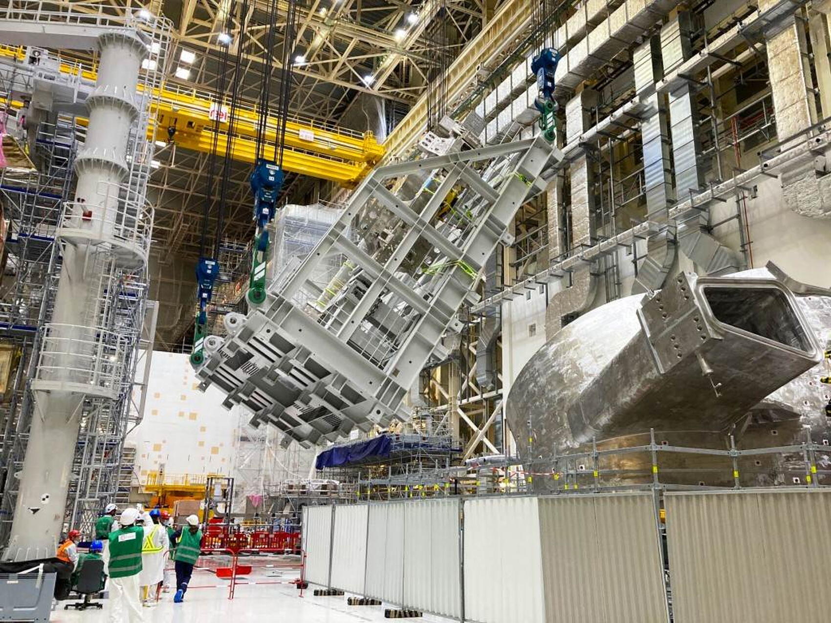 La bobine TF9 est amenée à la verticale