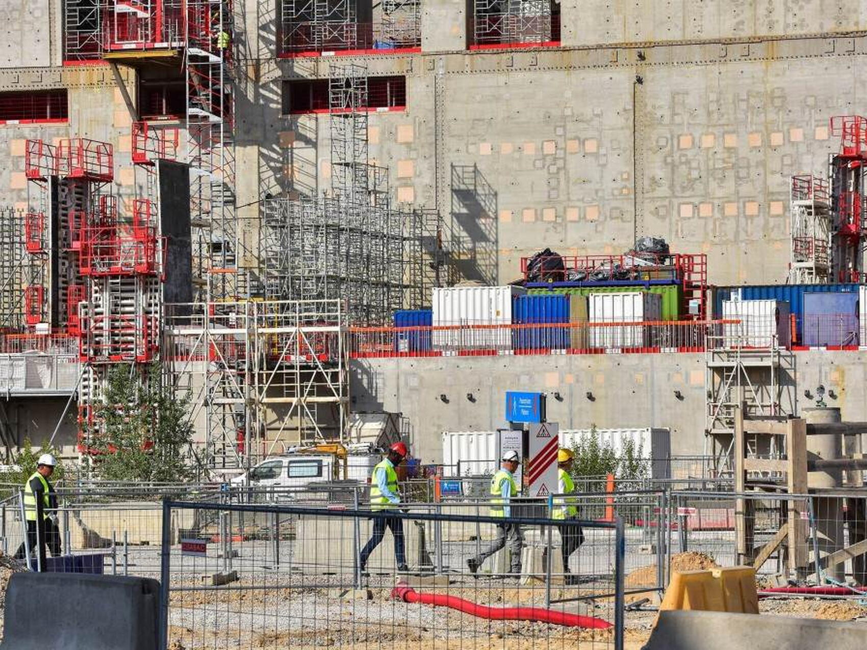 Massive concrete structure