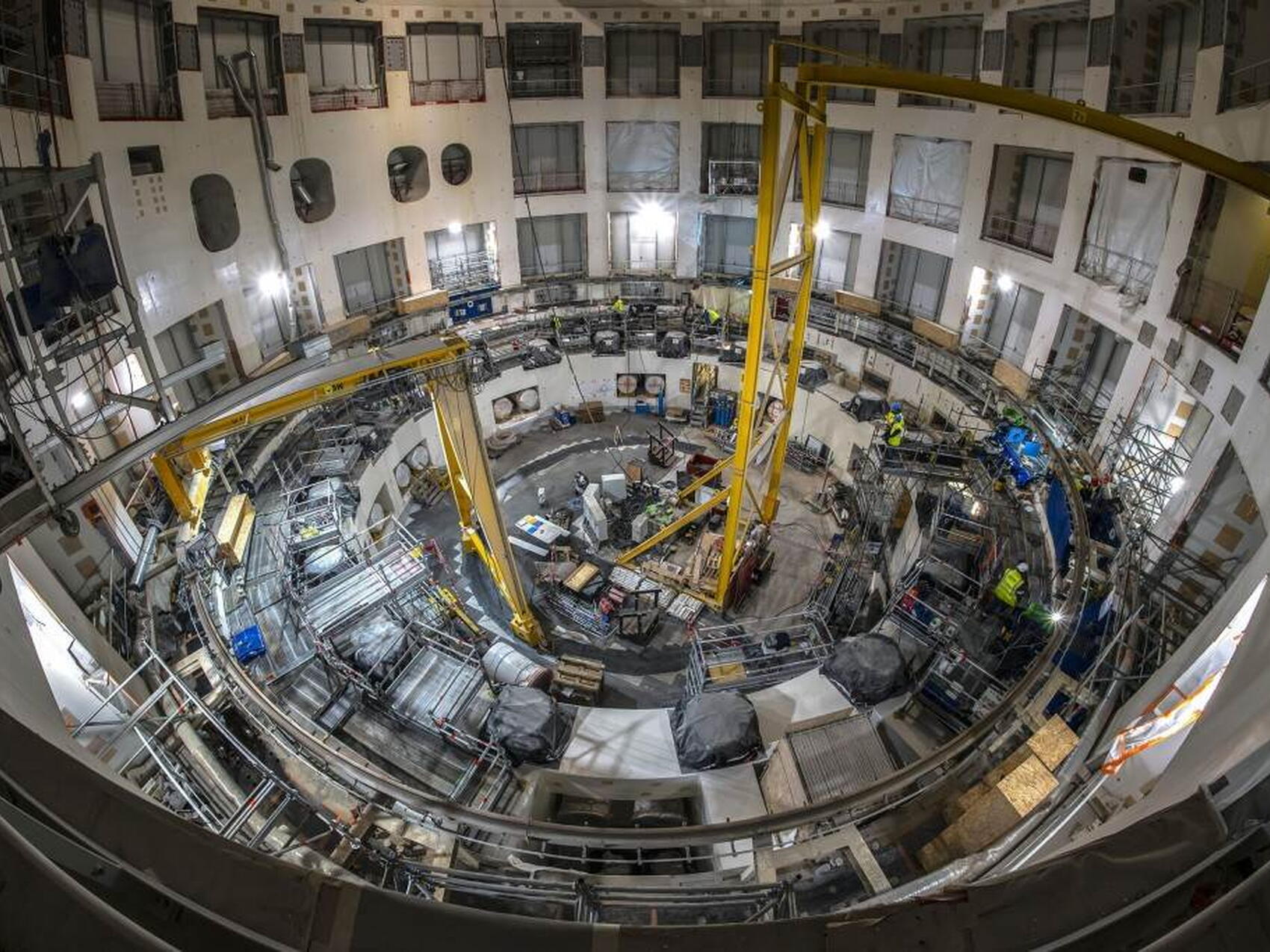 Cryostat base: grand opening soon