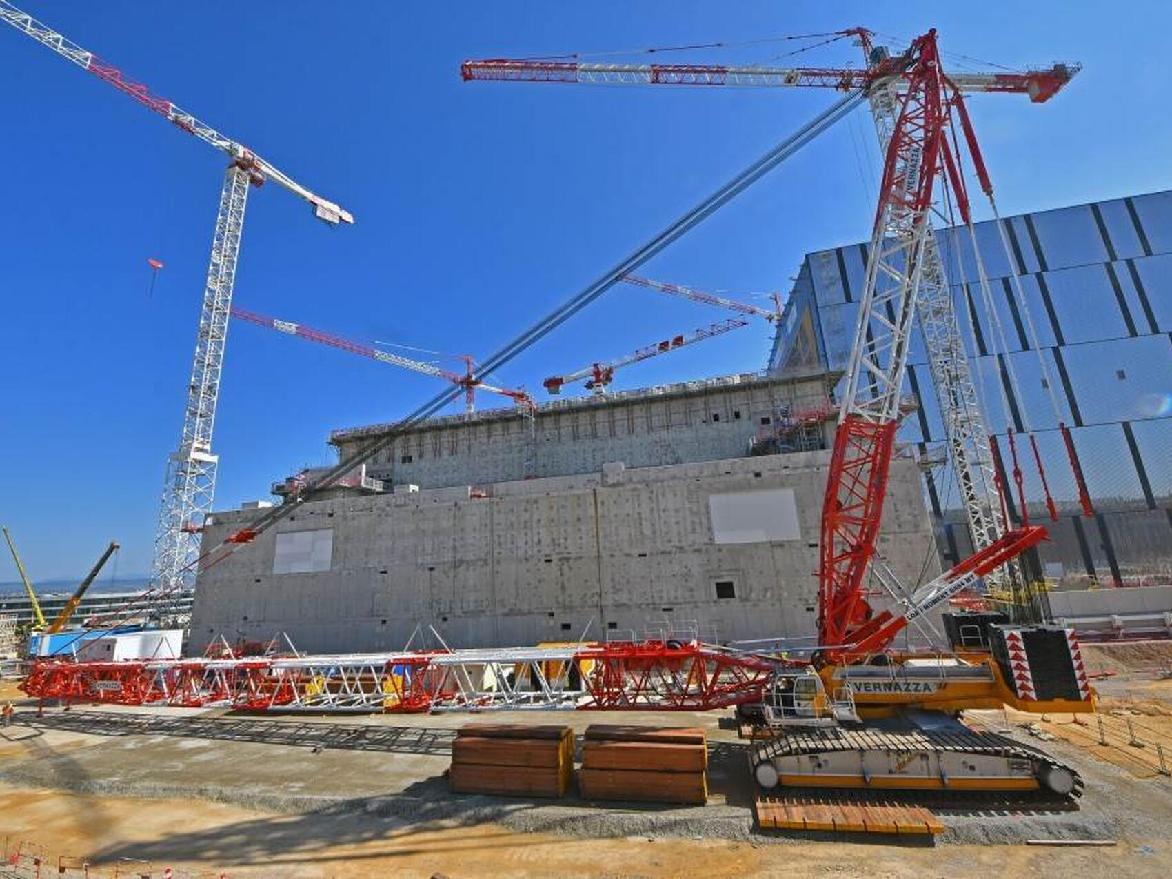 First crawler crane in action