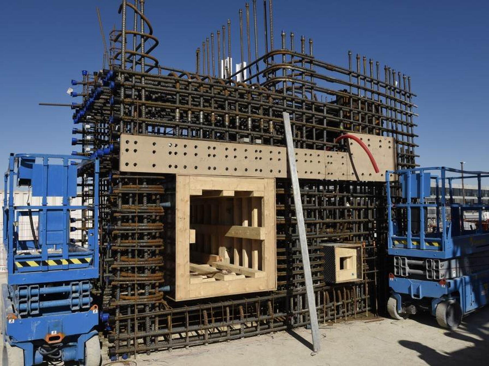 Part of the cryostat crown, in full scale