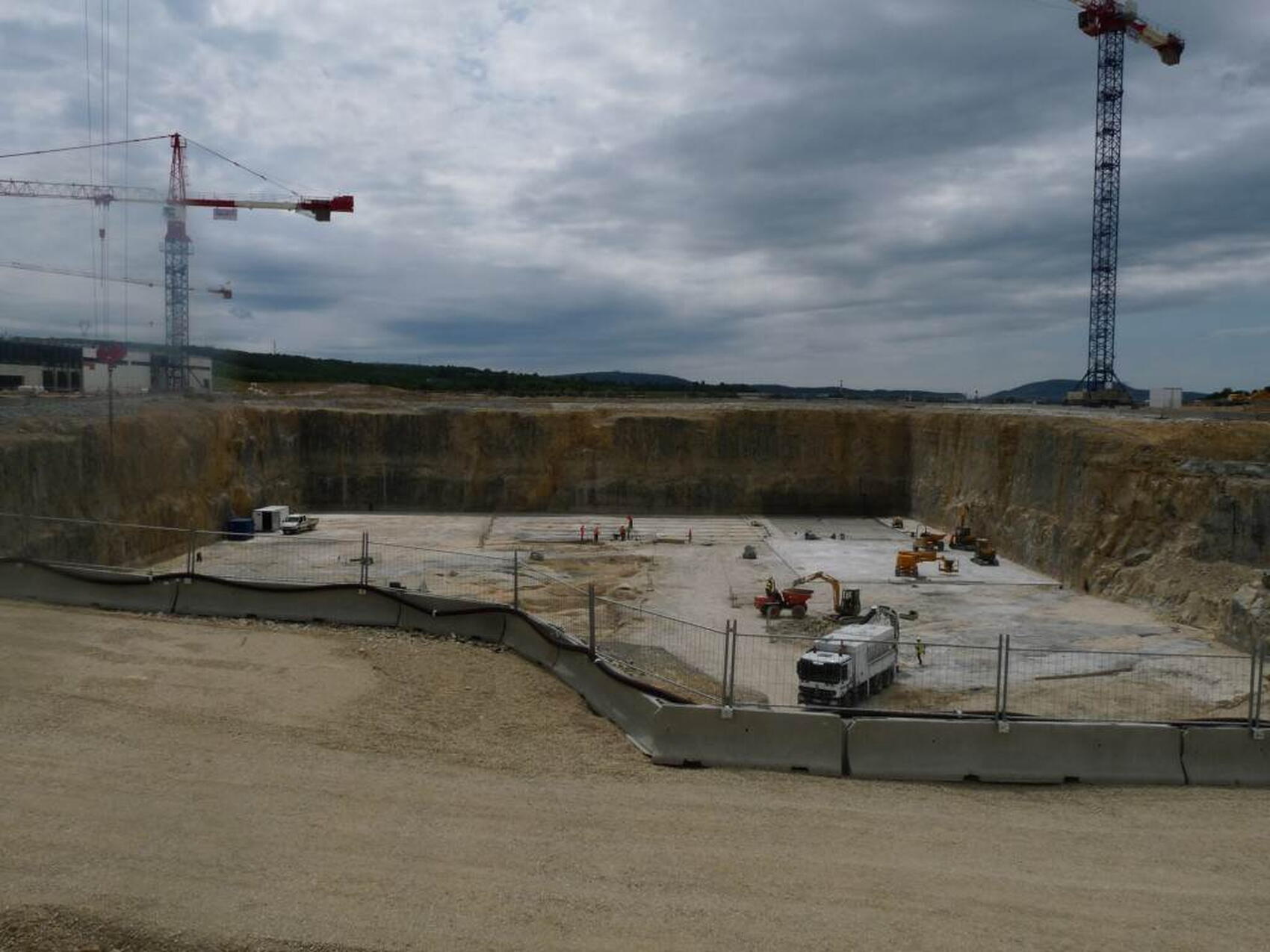 A thin layer of blinding concrete