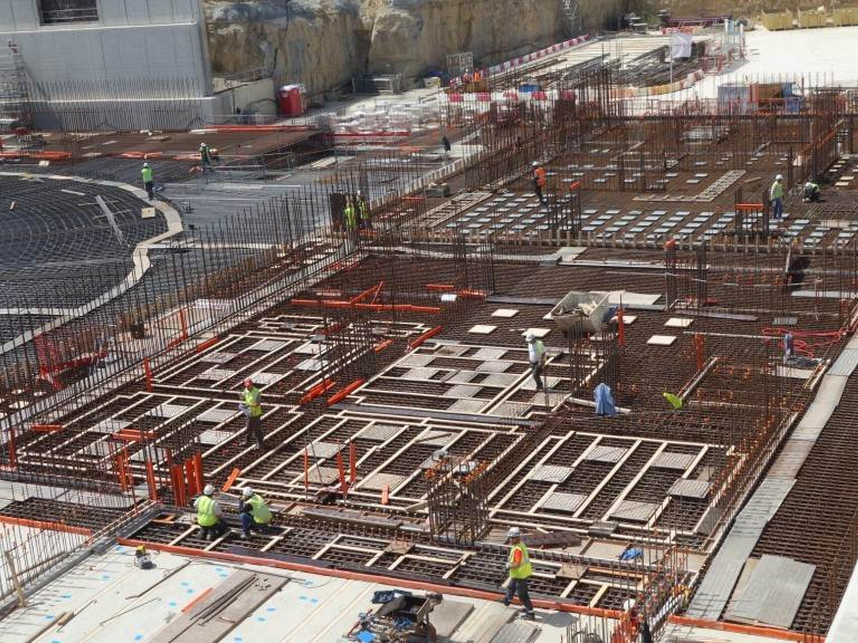 Des milliers de plaques d'ancrage