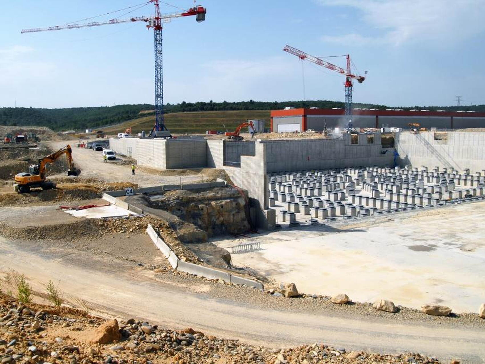 D'un côté le Bâtiment d'Assemblage, de l'autre la « cellule chaude »