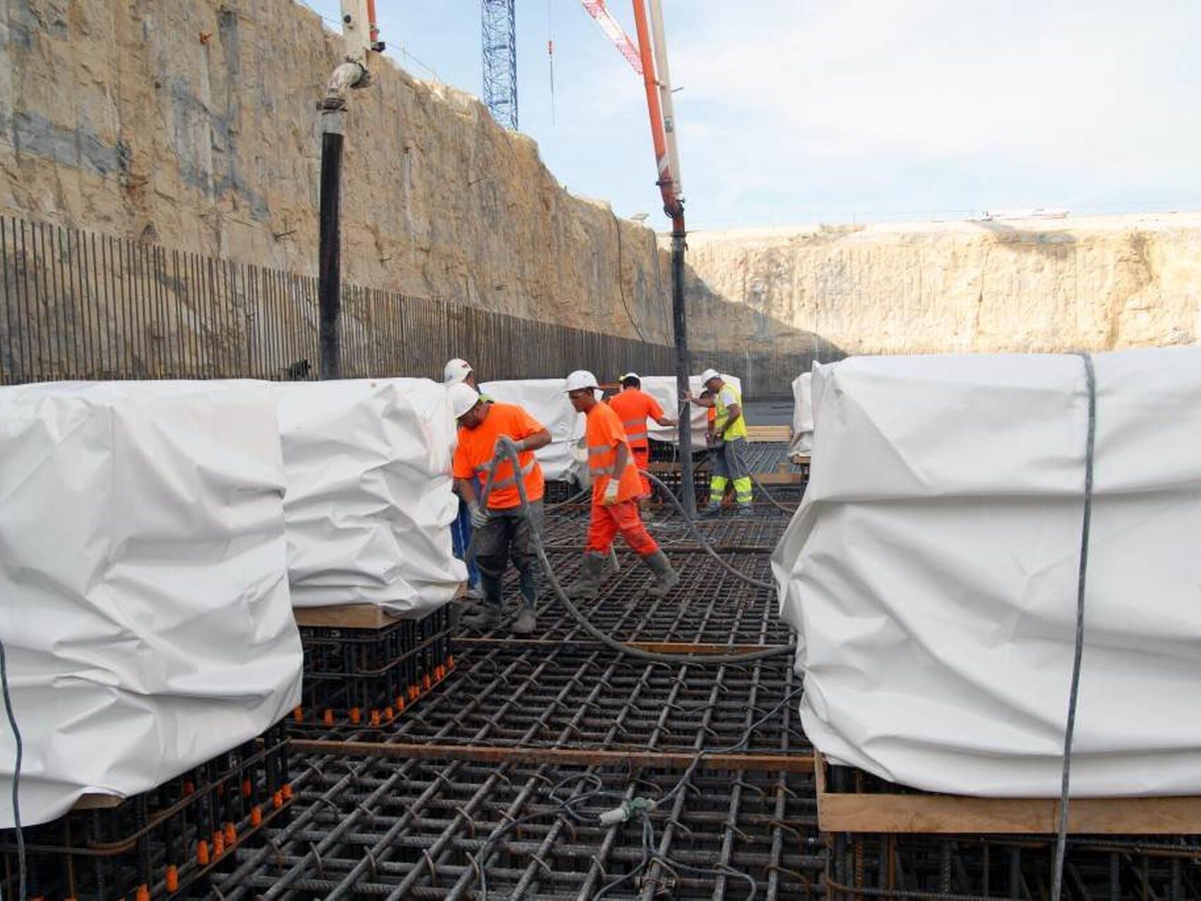 Bottes en caoutchouc et longs bras de coulage