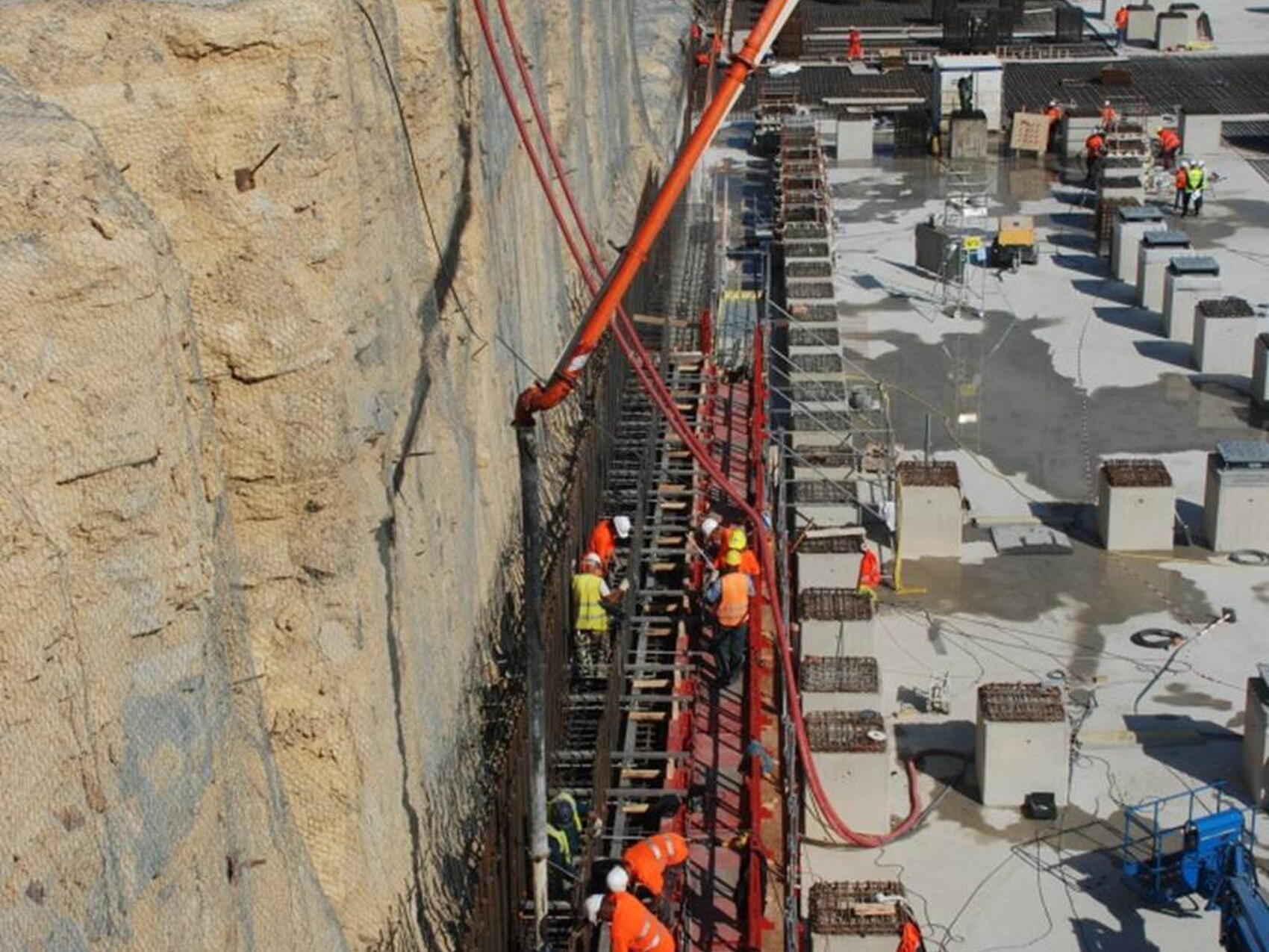 Une vue plongeante dans la fosse