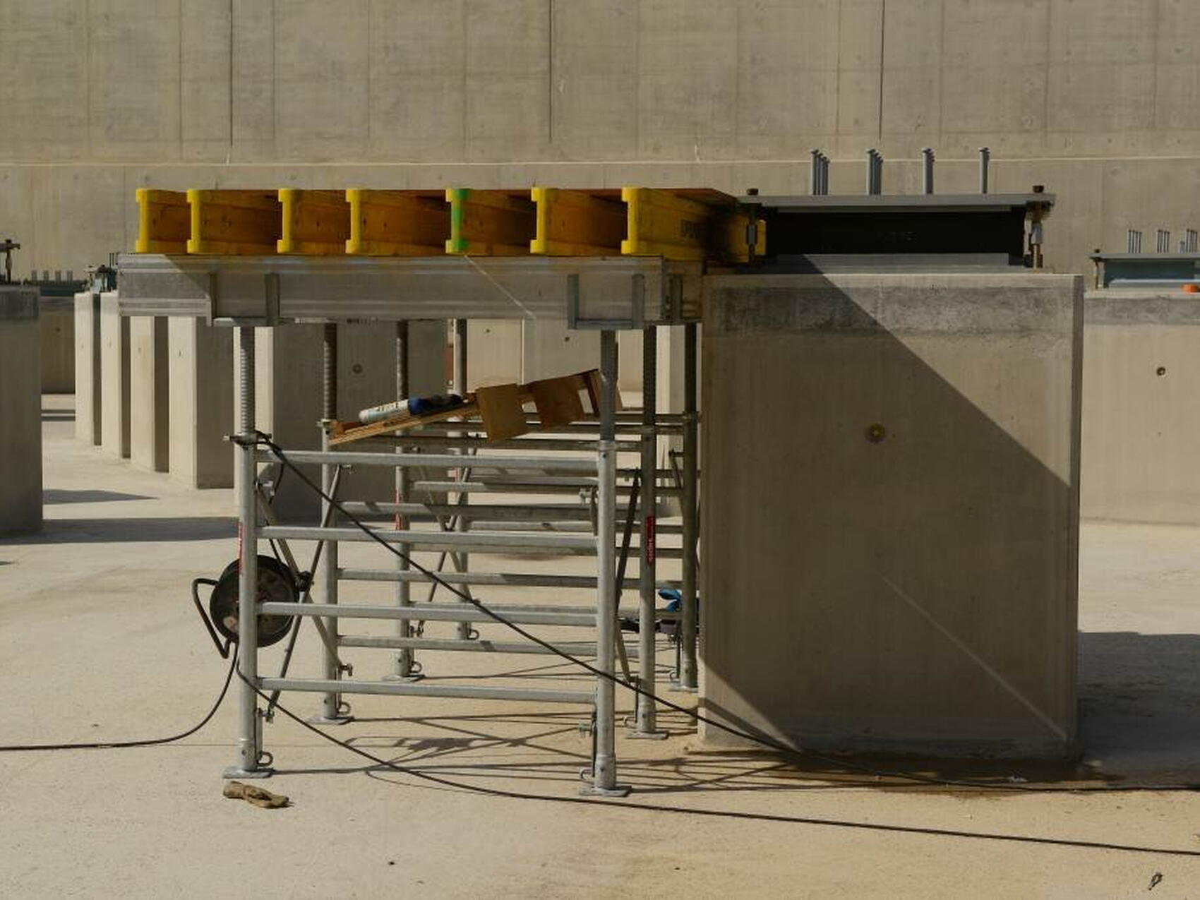 Autour de chaque colonne