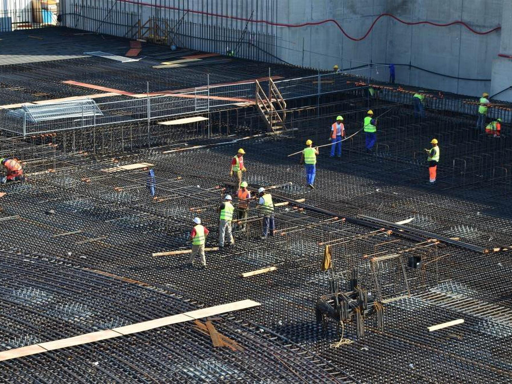 Dans la fosse, le ferraillage continue