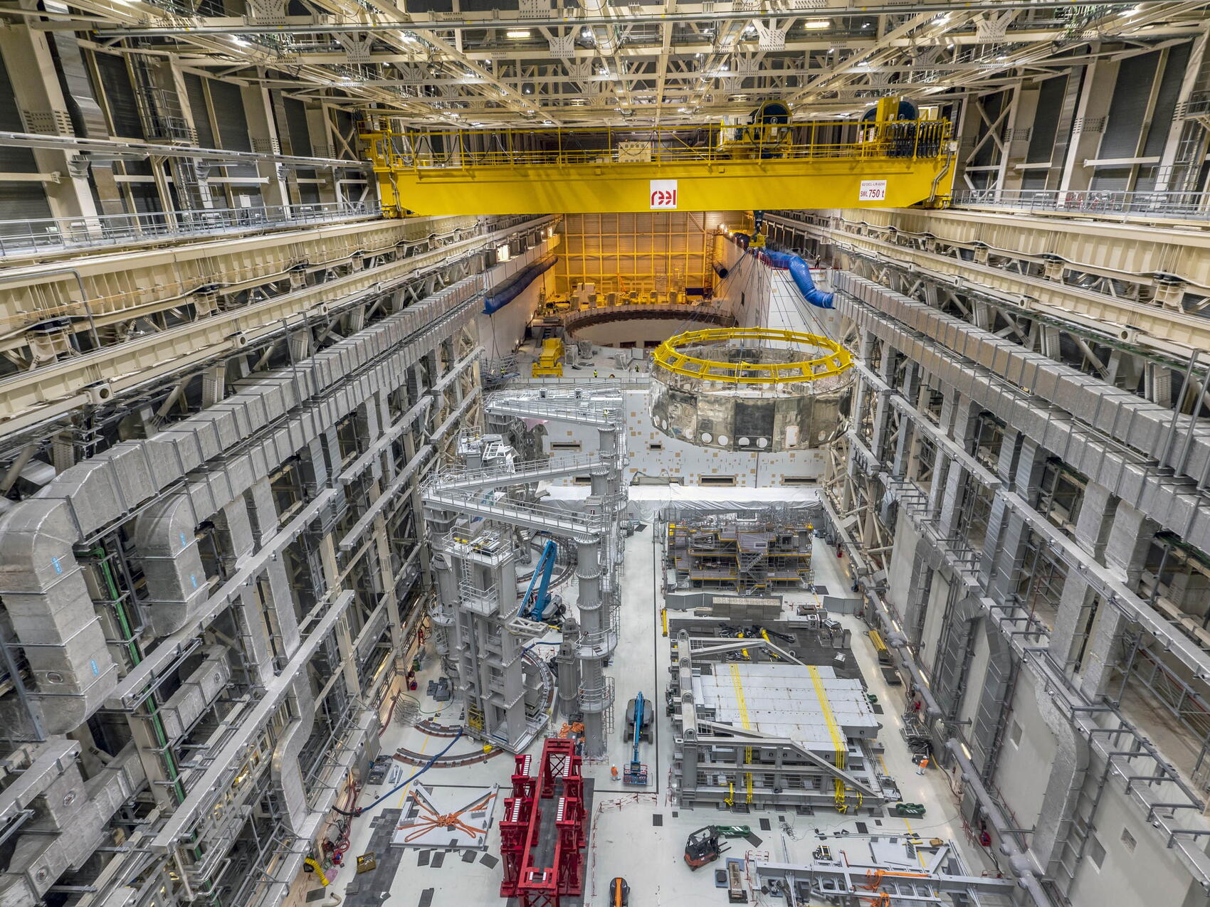 Reflecting colours and shapes